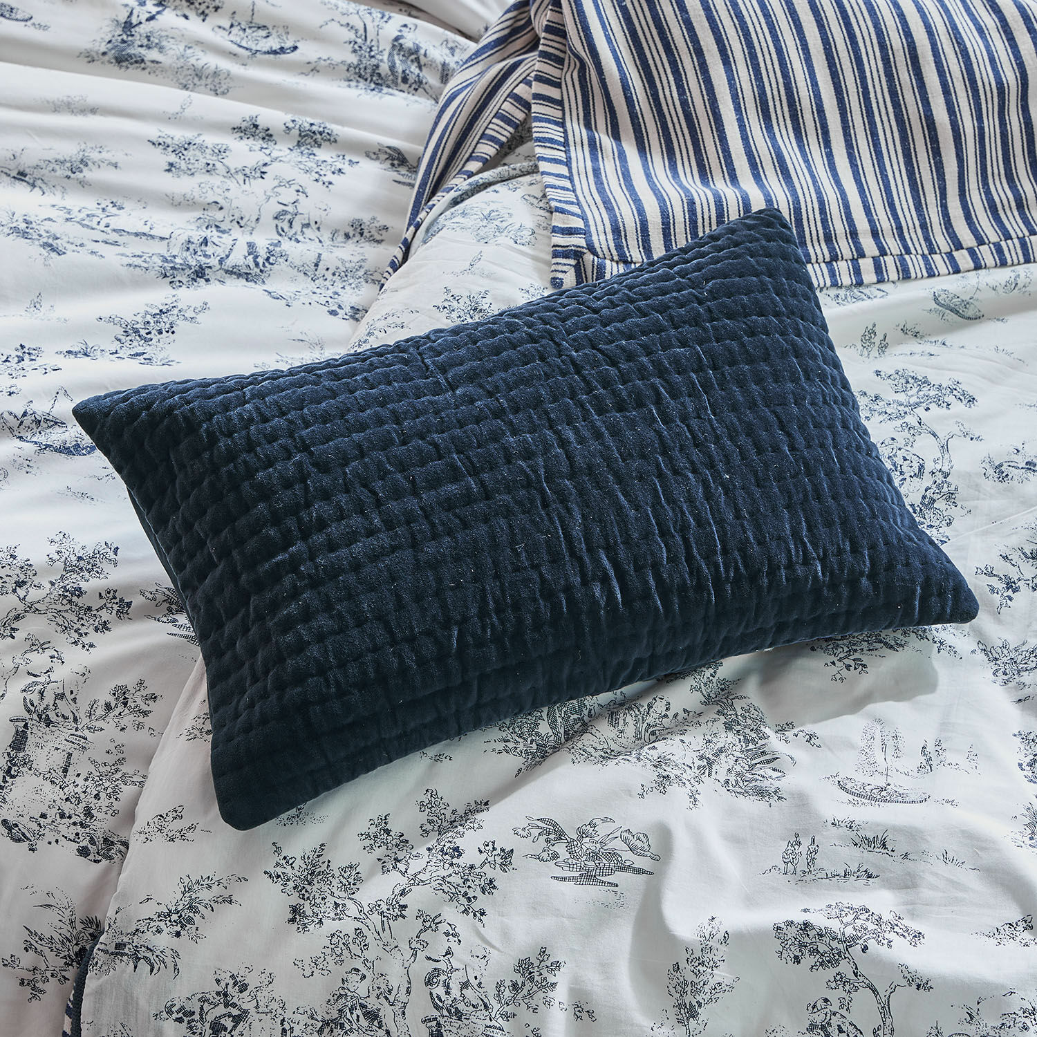 Kissenhülle Winklet Dunkelblaue gesteppte Dekokissen auf weißer Bettwäsche mit blauem Muster, Schlafzimmertextilien