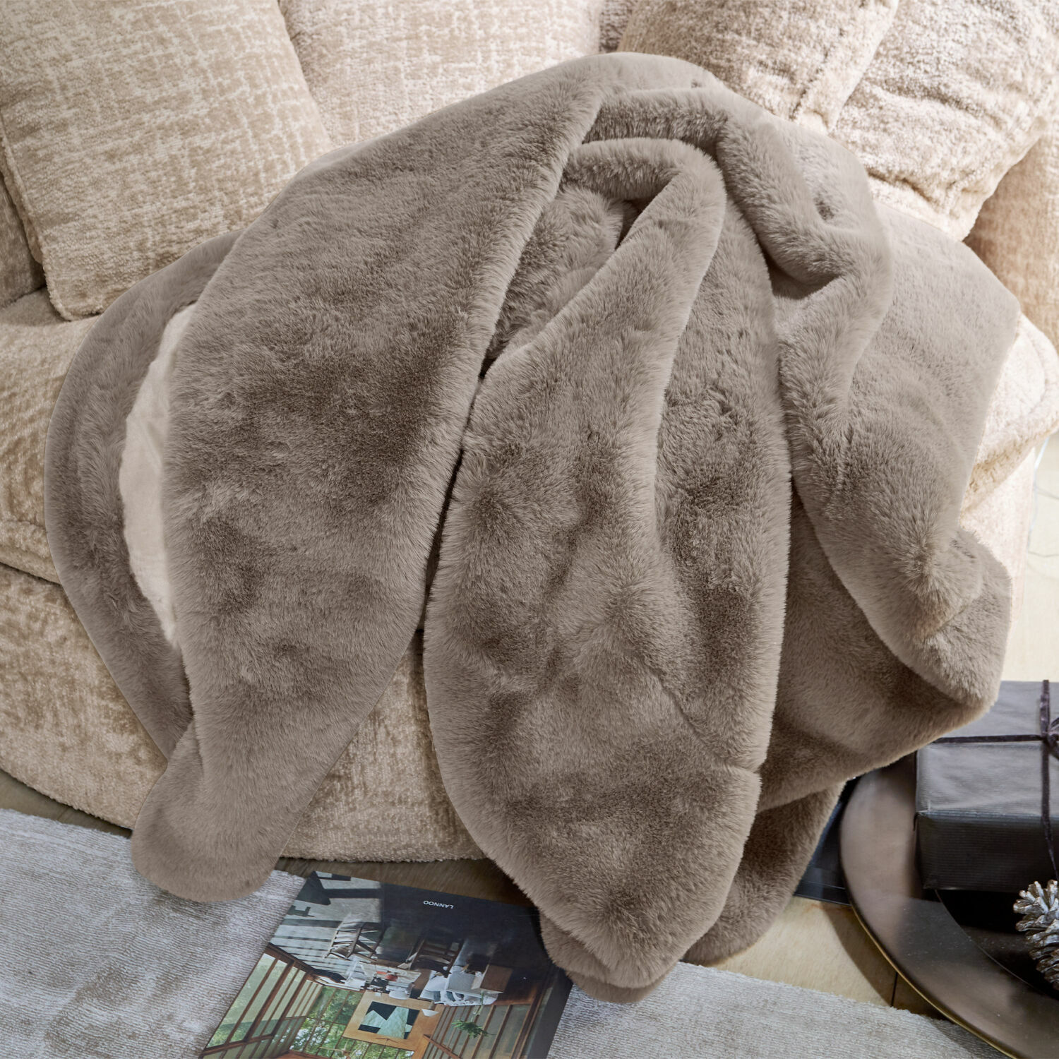 Plaid Brisvento Weiche beige Kunstfell-Decke auf Sofa, ideal für gemütliche Wohnraumgestaltung und Dekoration
