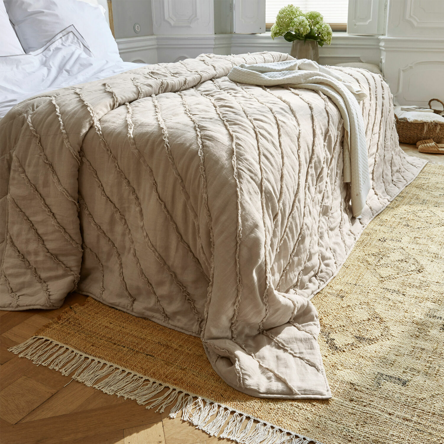 Quilt Eynden Beige Baumwollbettdecke mit strukturierter Naht, stilvolle Schlafzimmerdekoration