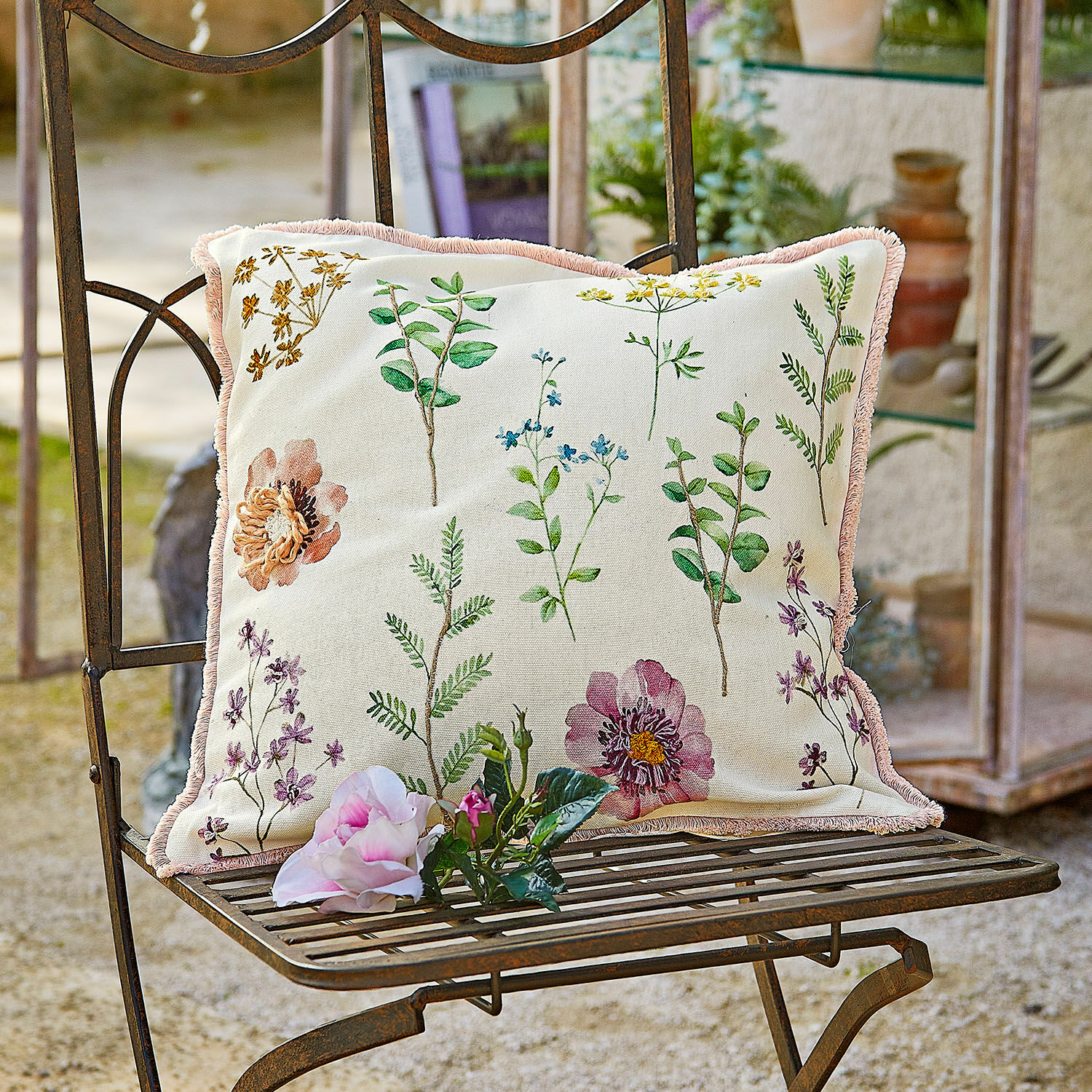 Kissenhülle Fahzoura Dekoratives Baumwollkissen in Creme mit Pflanzenmuster und rosa Fransen für Gartenmöbel