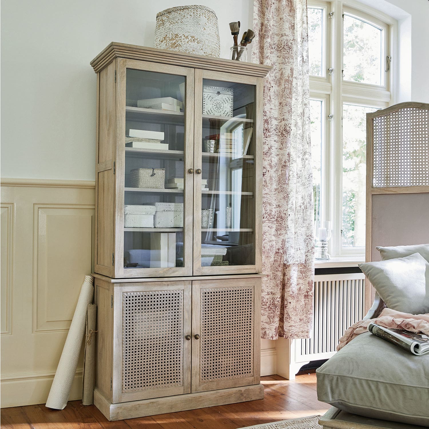 Schrank Dronne Helle Holzvitrine mit Glastüren und geflochtenen Türen für stilvolles Wohnzimmer