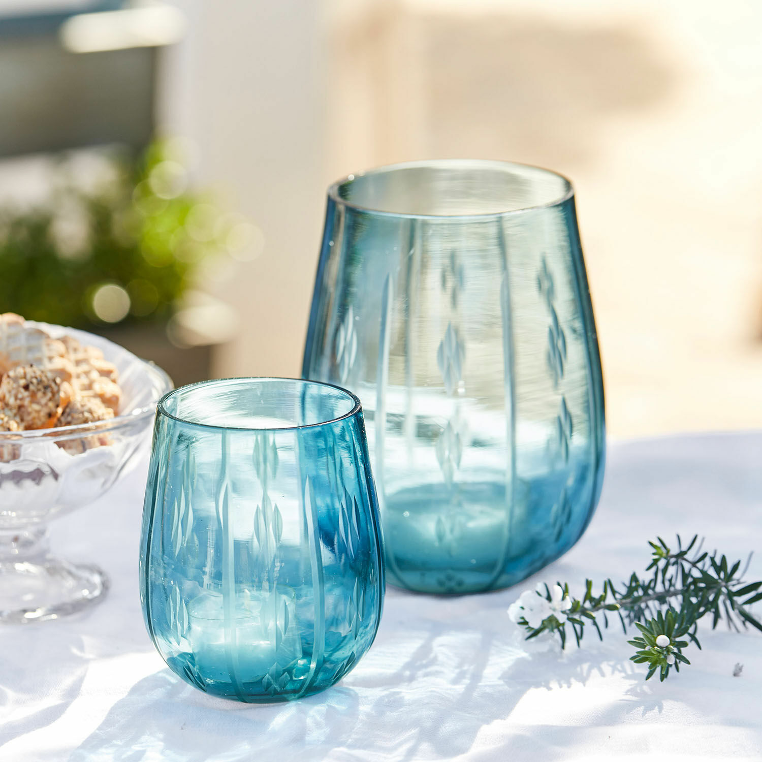 Windlicht 2er Set Danisar Zwei blaue Glaswindlichter mit graviertem Muster auf weißem Hintergrund, Tischdekoration