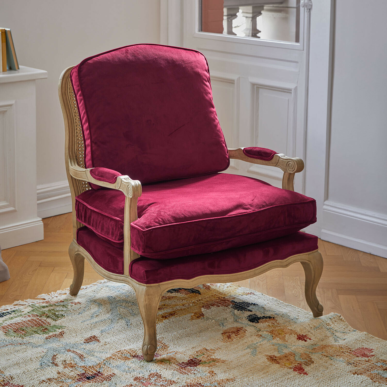 Sessel Corlay Sessel aus hellem Holz mit bordeauxroten Samtkissen, klassischer Stil und Komfort