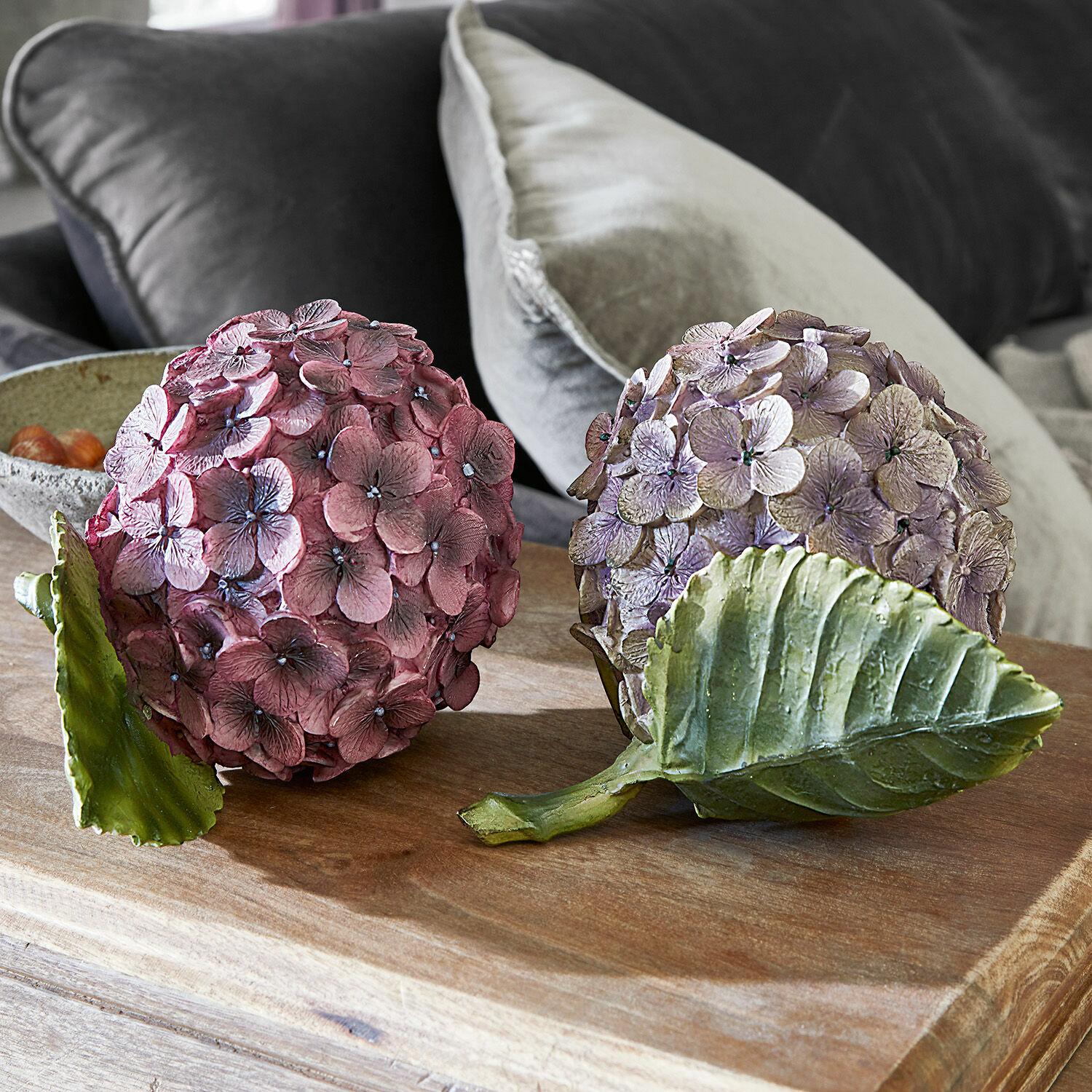 Dekoblume 2er Set Hortensie Dekorative Hortensienkugeln in Rosa und Violett mit grünen Blättern auf Holztisch als Deko