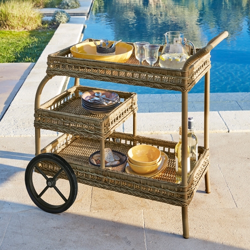 Barwagen aus natürlichem Rattan mit zwei großen Rädern, ideal zum Servieren von Getränken im Freien