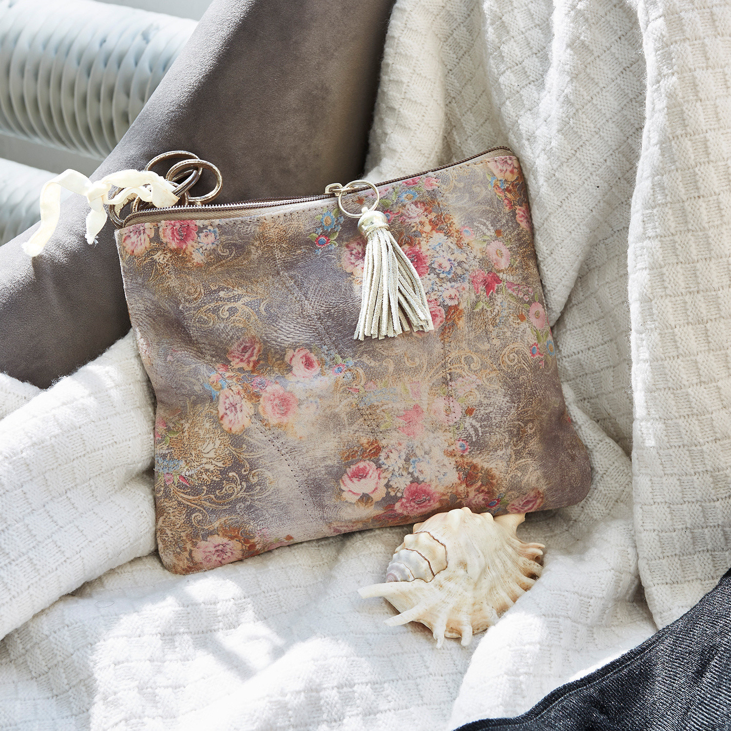 Täschchen Ottilie Wildledertasche mit floralem Muster und Quaste in Beige-Rosa-Tönen auf hellem Hintergrund