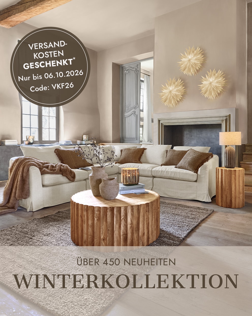 Gemütliches Wohnzimmer mit beigem Sofa, Holztisch und Winterdeko, Winterkollektion 2026