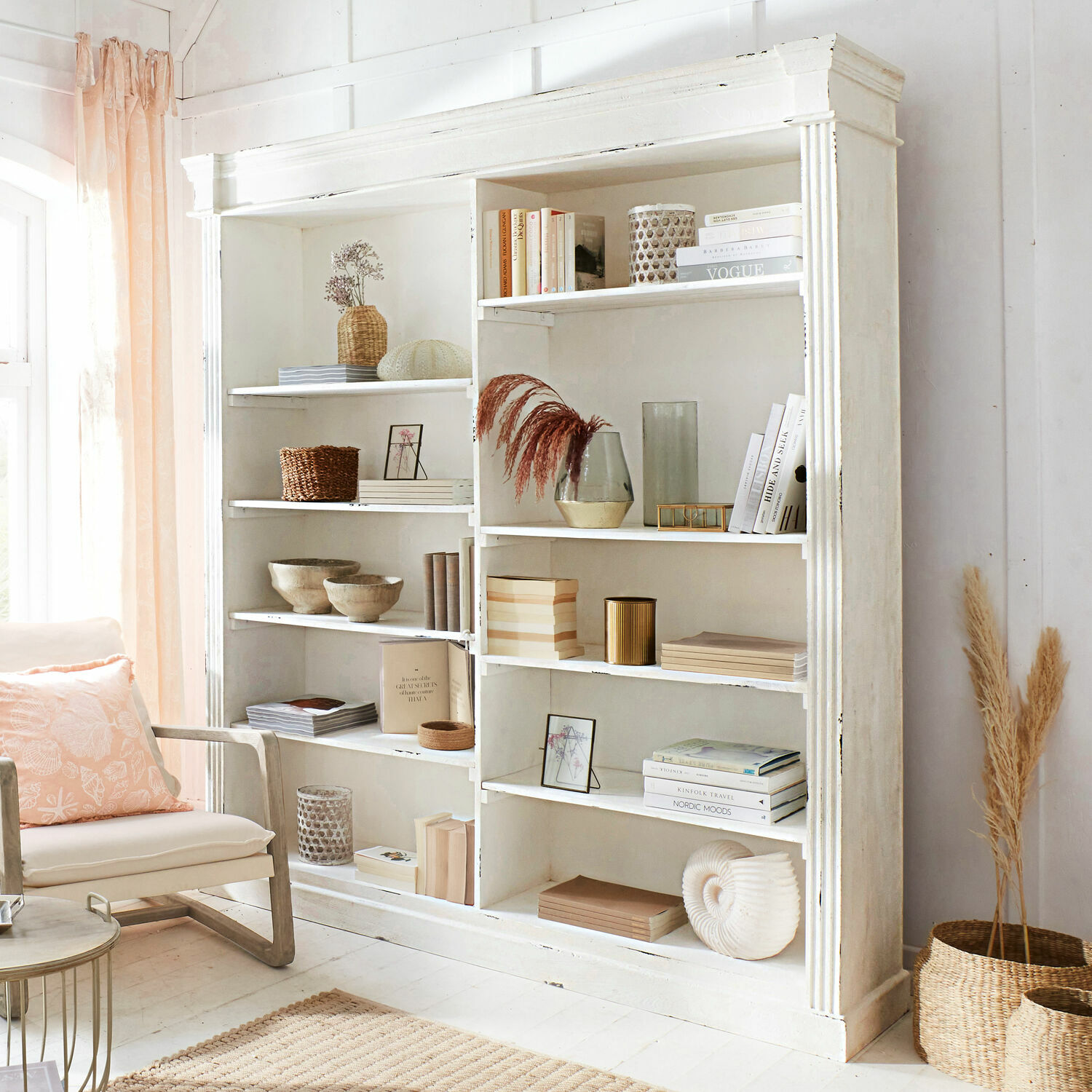 Regal Barrow Creek Weiße Holzregal mit Dekorationen und Büchern in hellem, gemütlichem Wohnzimmer mit Naturakzenten