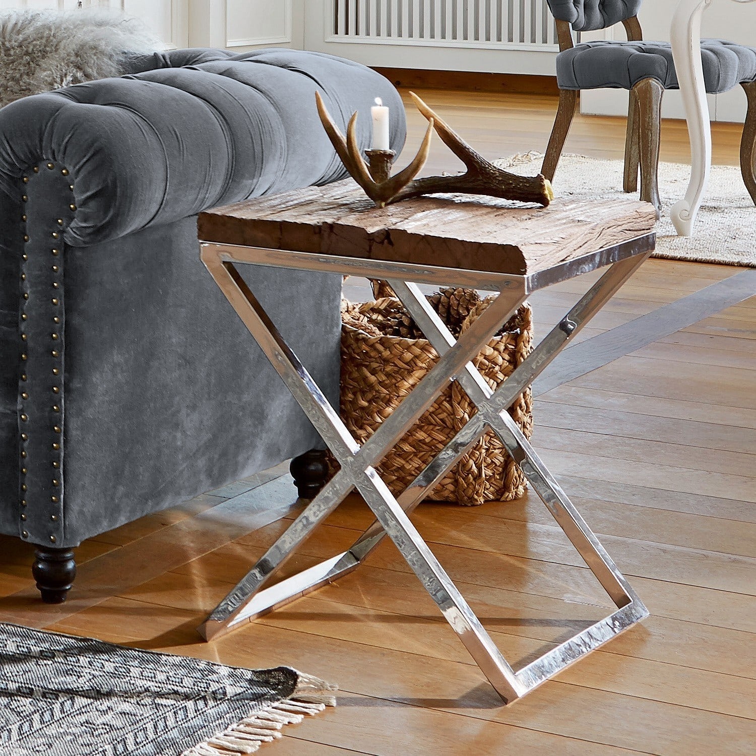 Beistelltisch Willis Beistelltisch mit Holzplatte und Metallgestell in modernem Wohnzimmer mit grauem Sofa