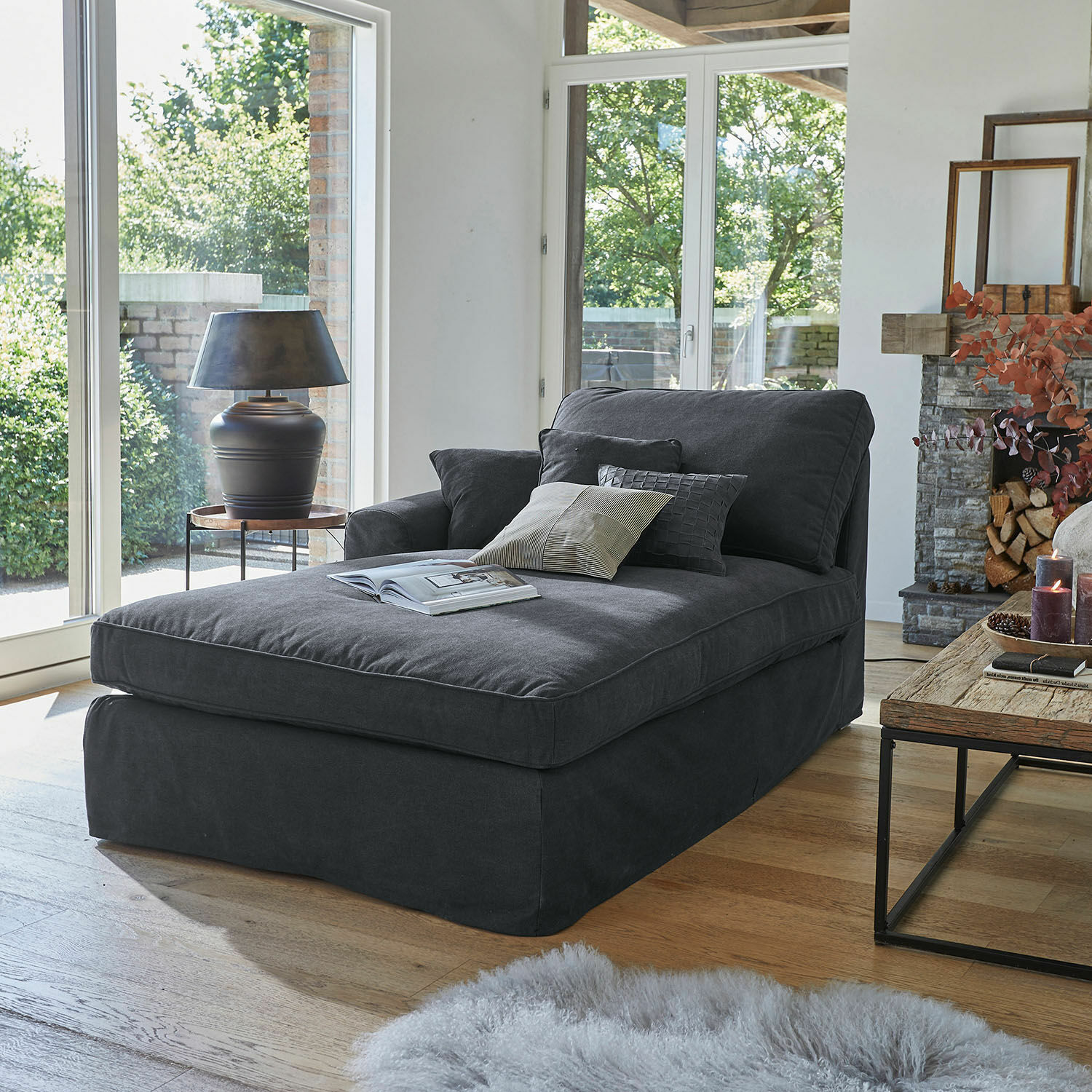 Chaiselongue Seaford Dunkelgraue Polster-Chaiselongue mit Kissen in modernem Wohnzimmer mit Holzboden