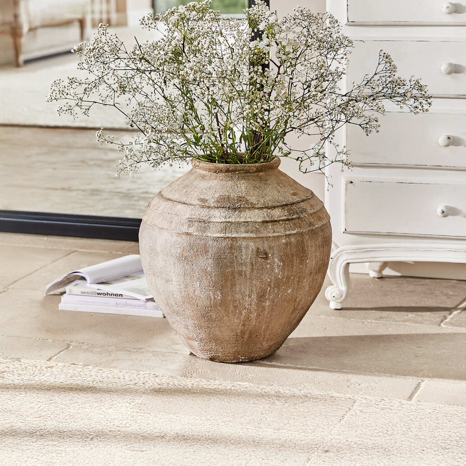 Vase Lanster Große beige Keramikvase mit zarten weißen Blumen als stilvolle Wohnraumdekoration