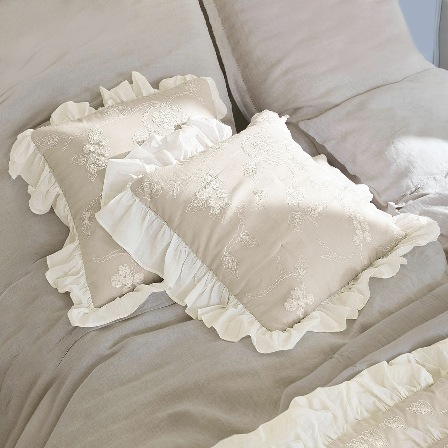 Kissenhülle 2er Set Clarissa Beige Leinen-Kissenhülle mit weißem Volant und Stickerei, Schlafzimmerdeko