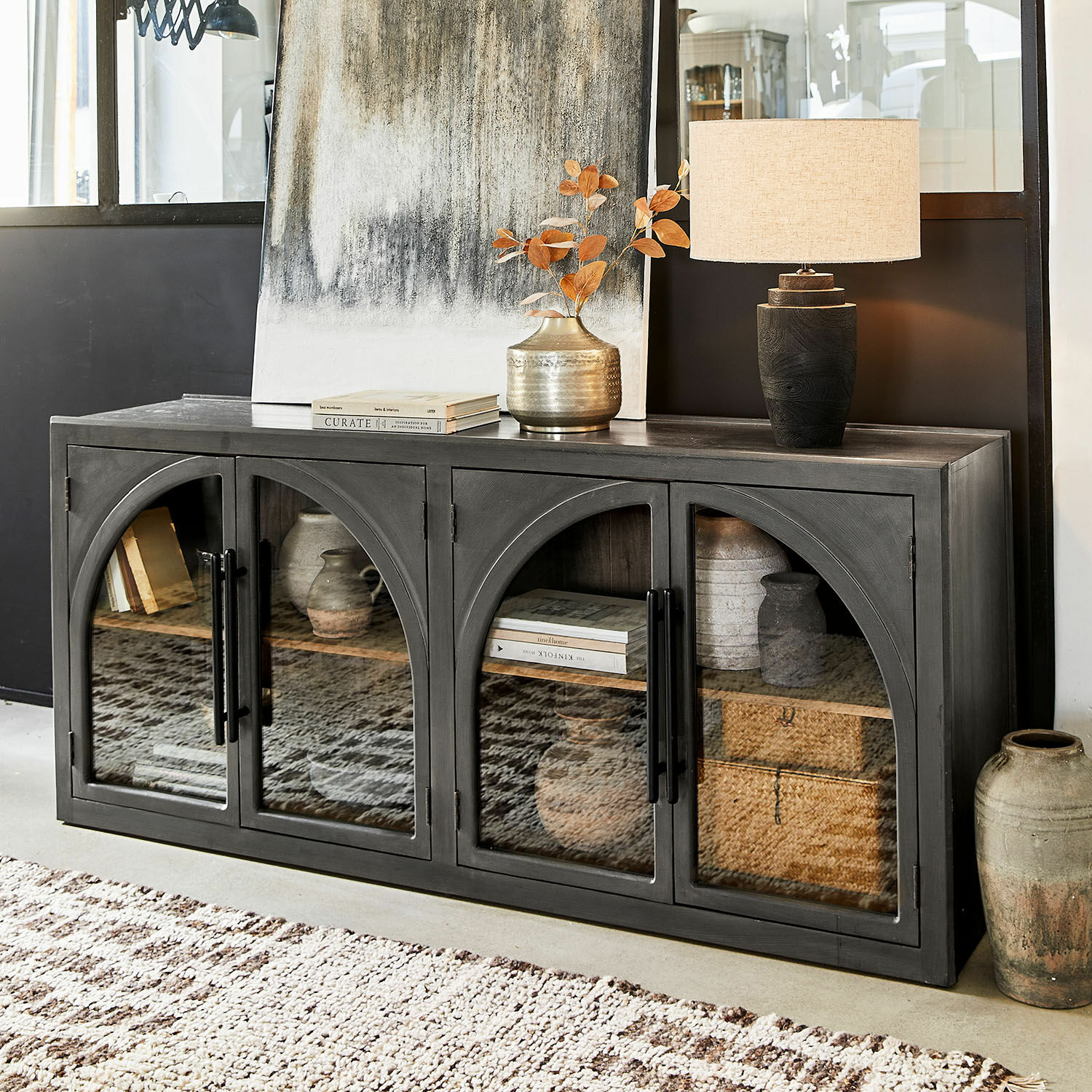 Sideboard Chaloraine Schwarzer Holzsideboard mit Glastüren und Vintage-Dekor für stilvolles Wohnzimmer