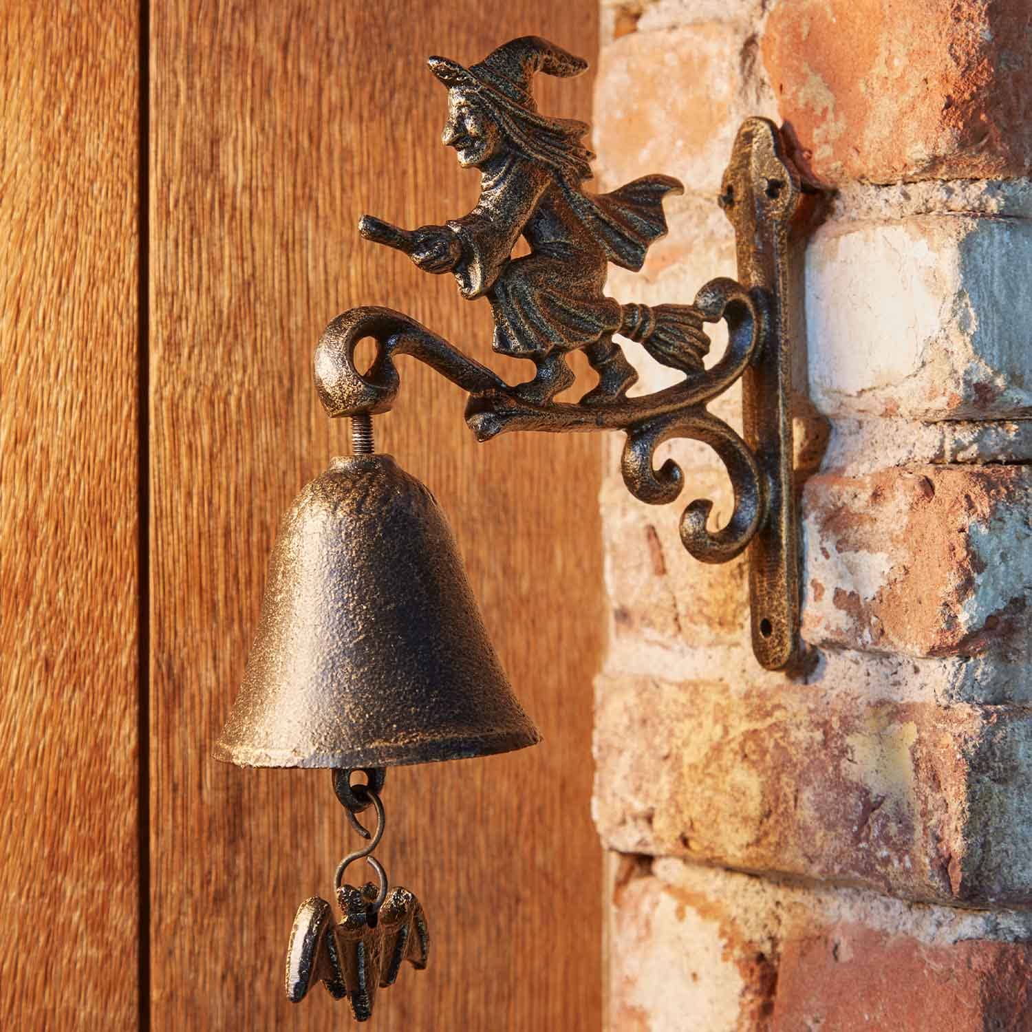 Metallglocke mit Hexenfigur auf Besen in antikem Bronzeton als Tür- und Gartendekoration