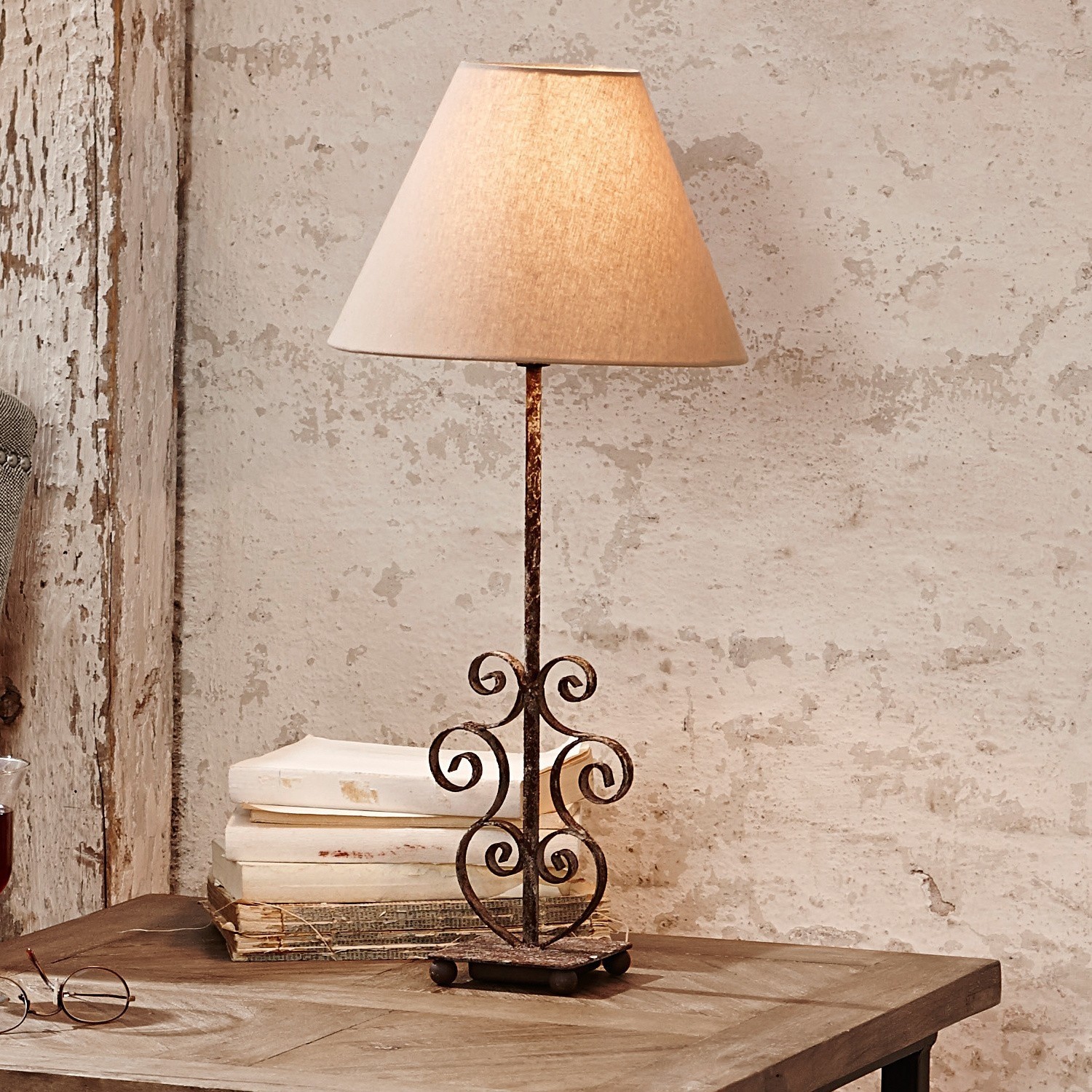 Tischlampe Clamart Tischlampe mit rustikaler Metallbasis und beigem Lampenschirm auf Holztisch