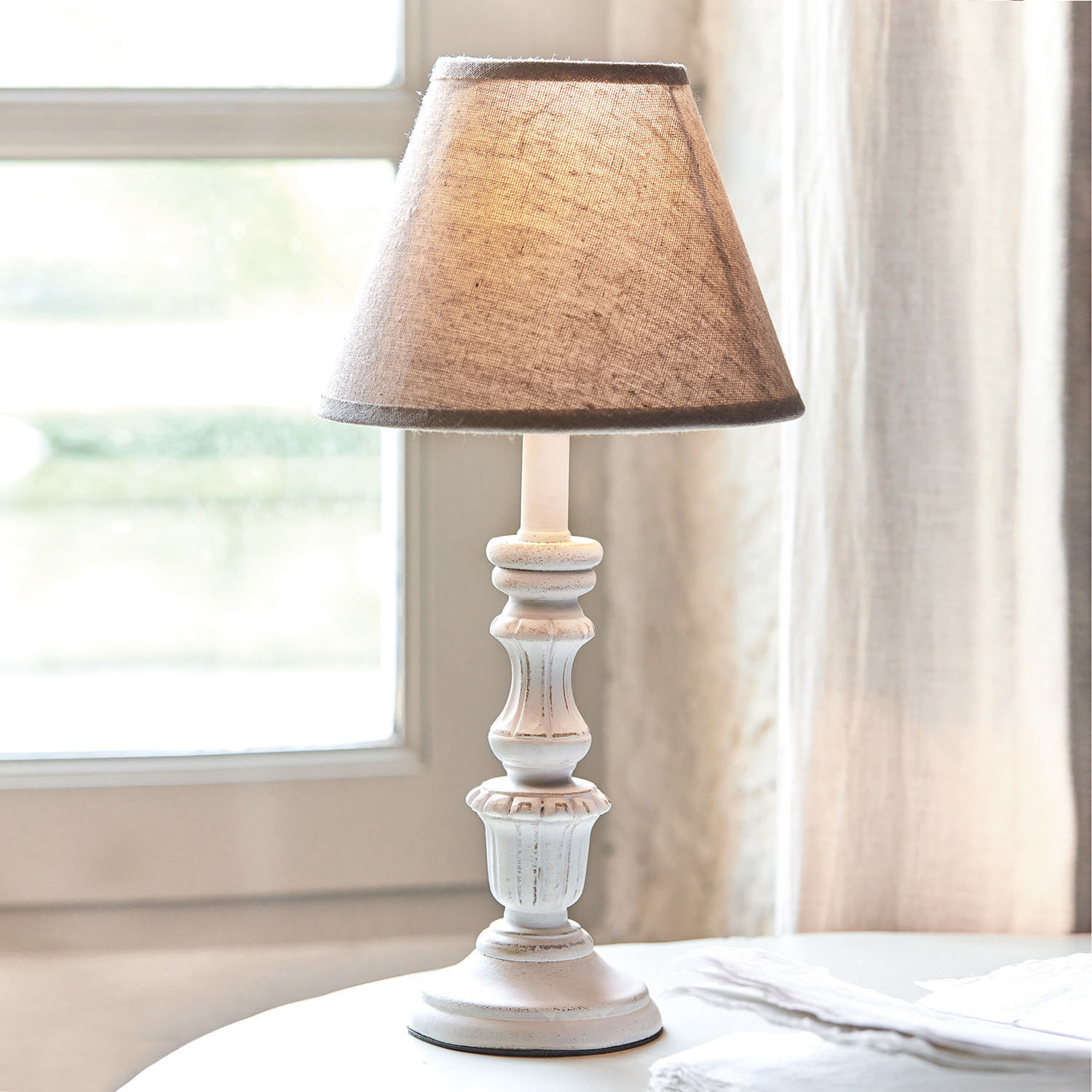 Tischlampe Créteil Weiße Tischlampe mit beigem Stoffschirm, dekorative Lampe für Wohnzimmer oder Schlafzimmer