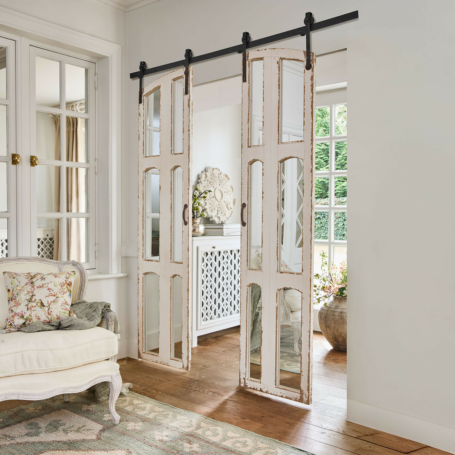 Vintage Schiebetür mit Spiegel, weiß mit antikem Rahmen, stilvolle Inneneinrichtung