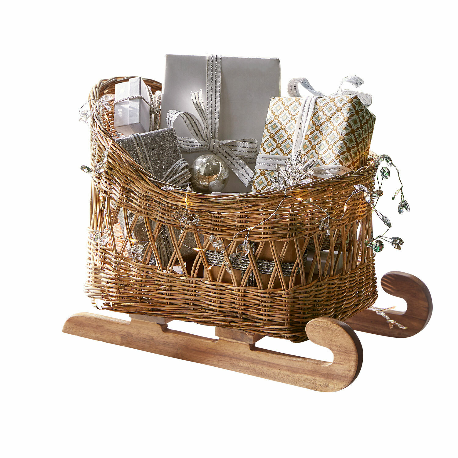 Deko-Schlitten Quileta Weihnachtsschlitten aus Korbgeflecht mit Holzbasis, gefüllt mit silbernen und goldenen Geschenkverpackungen