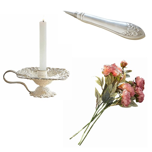 Weißer Metall-Kerzenhalter mit Griff und rosa künstlichen Blumen zur Wohnraumdekoration