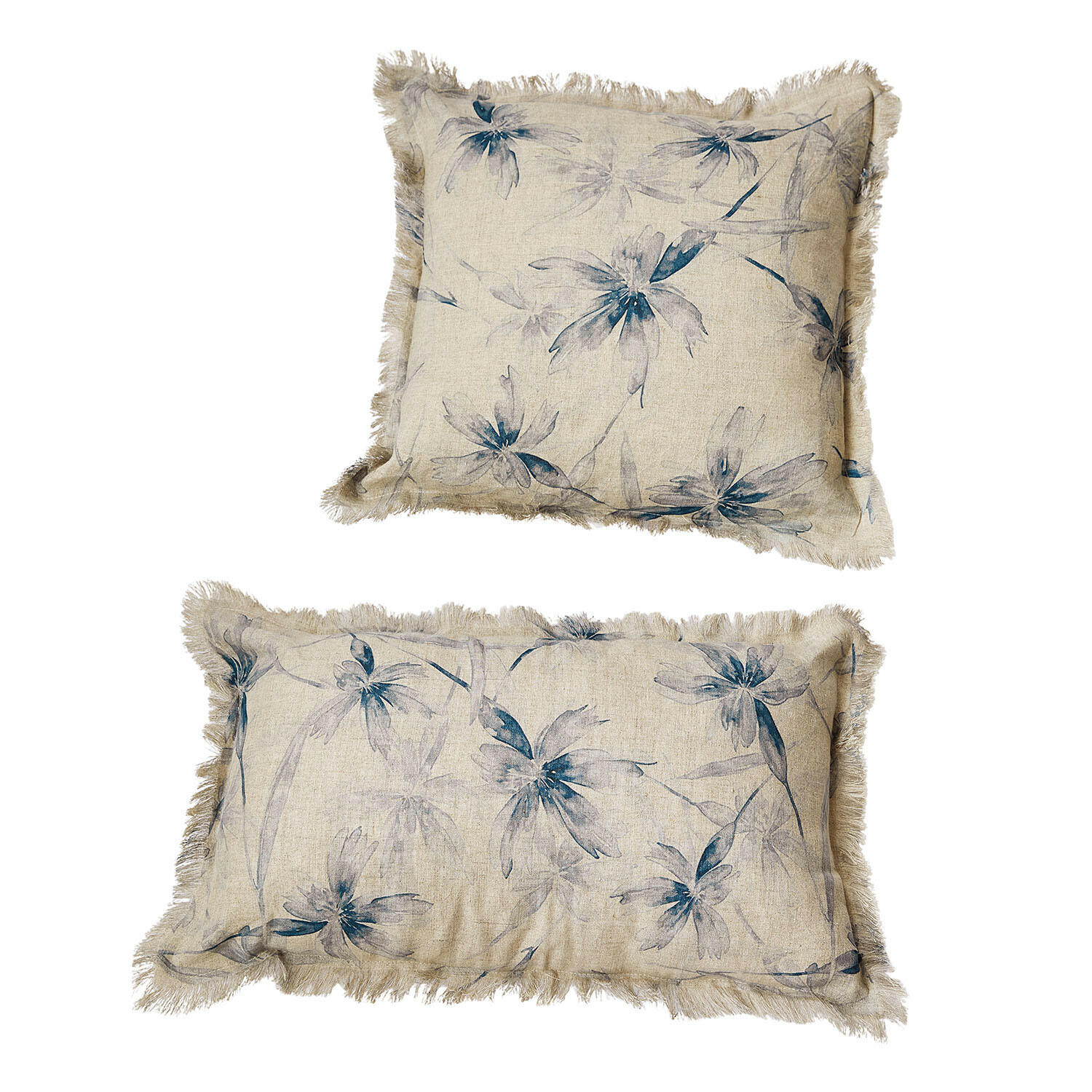 Set aus zwei dekorativen Leinenkissen in Beige mit blauem Blumenmuster und Fransen am Rand