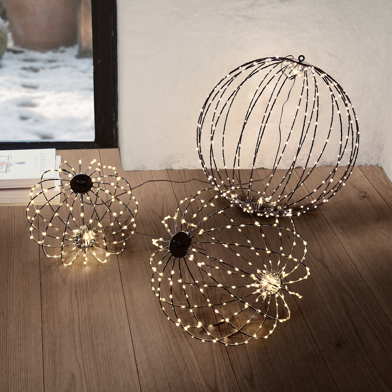 LED-Kugel 3er Set Brilliante Zwei dekorative LED-Lichtkugeln in warmweiß auf dem Boden eines modernen Wohnzimmers