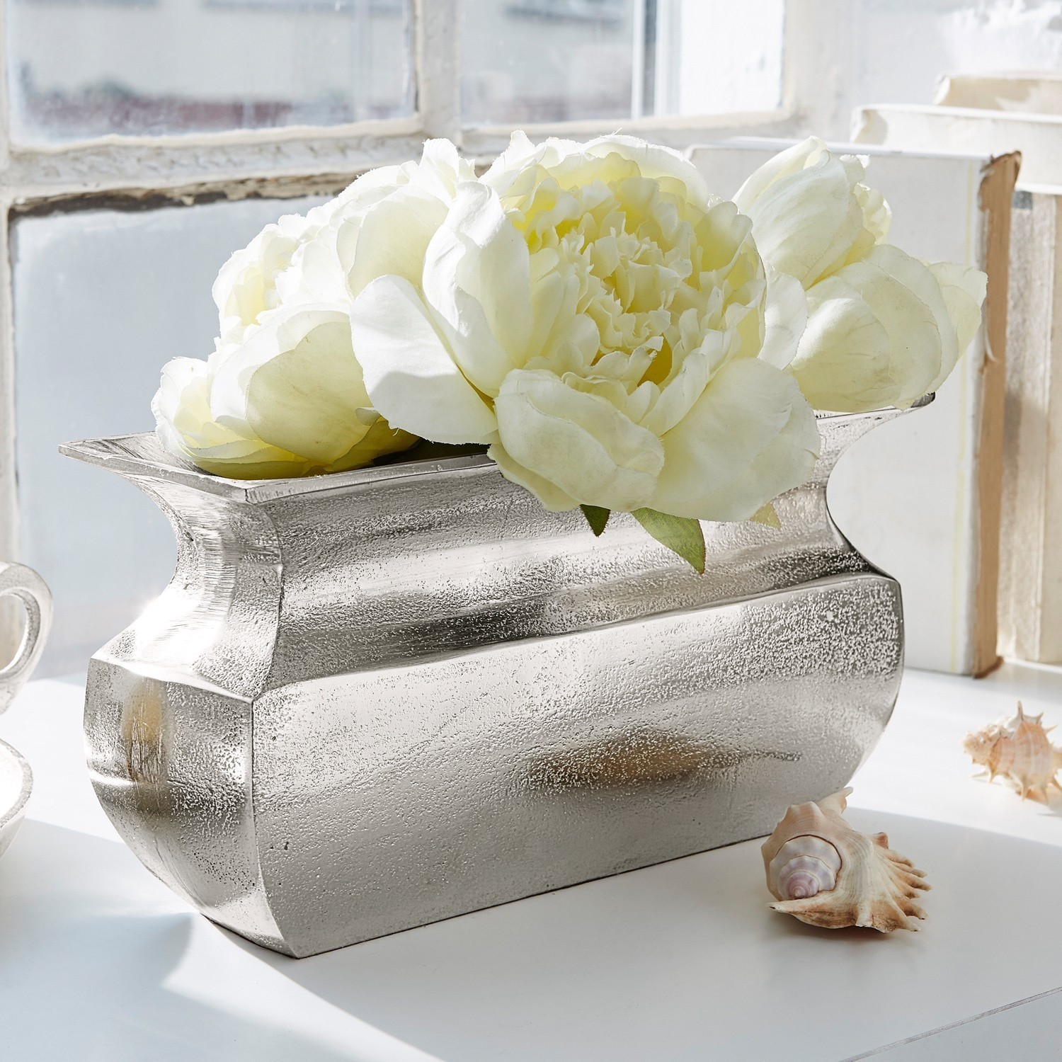 Vase Cyrian Silberne Metallvase mit weißen Blumen auf hellem Hintergrund, stilvolle Wohnraumdekoration