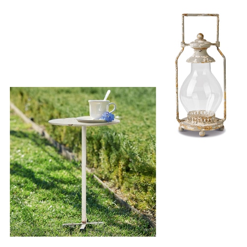 Heller Metall-Gartentisch mit Tasse und Blume auf Rasen, Gartenmöbel