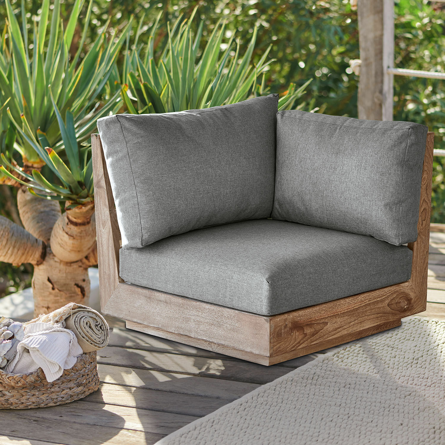 Eckelement Courtelevant Ecklounge-Sessel aus Holz mit grauen Polstern, passend für Garten- und Terrassenmöbel