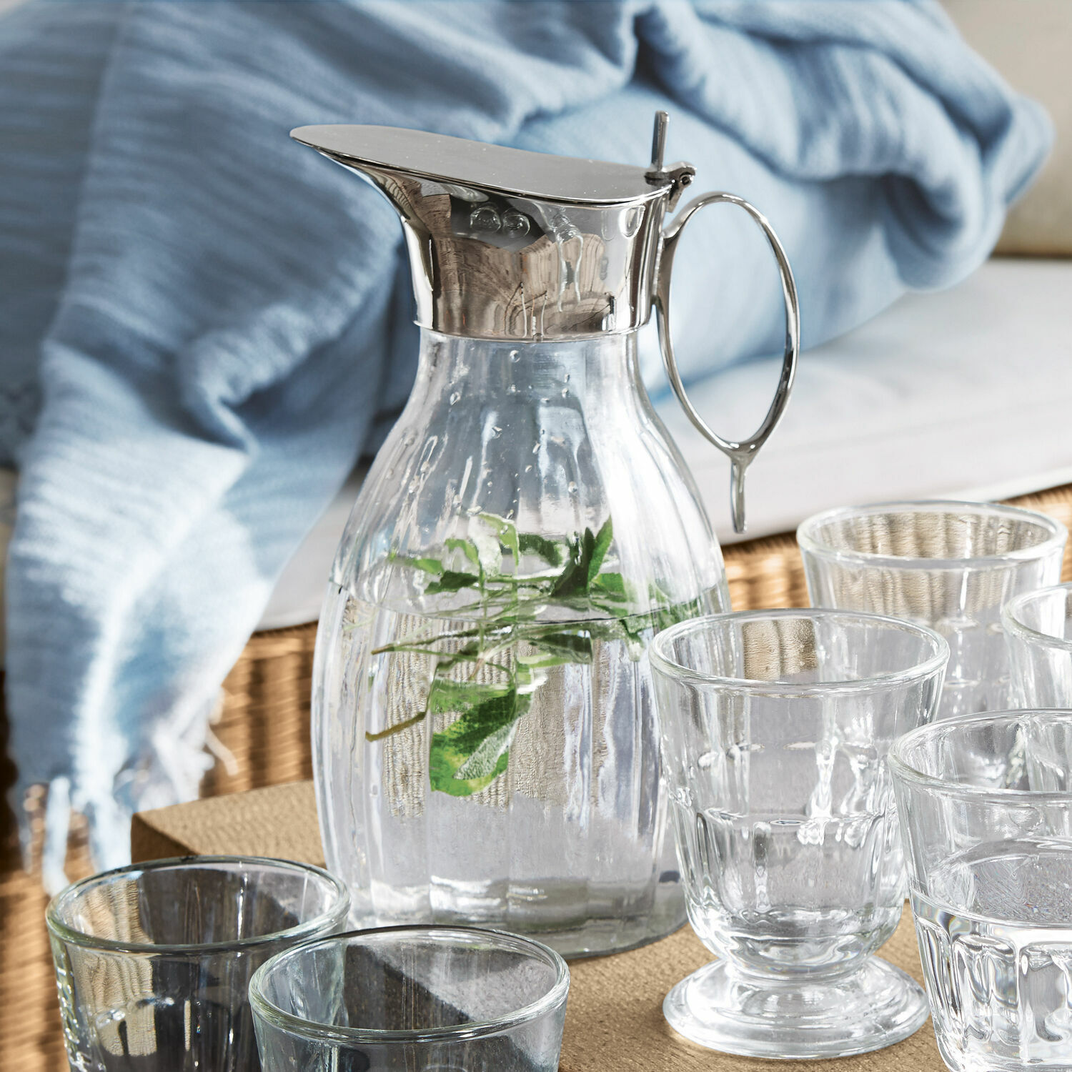 Krug Agudelle Glaskaraffe mit Metalldeckel und Griff, Wasser mit Kräutern, mehrere Gläser auf Tisch