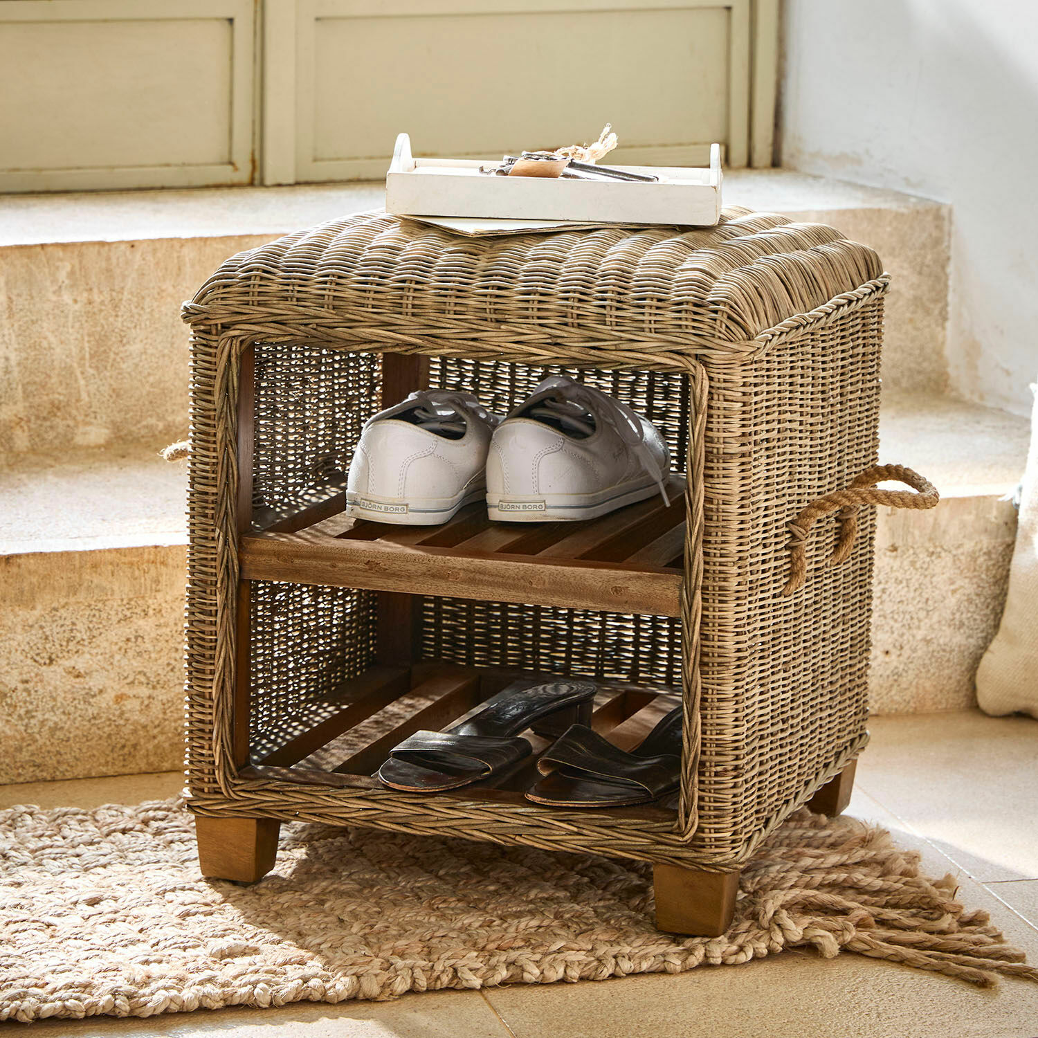 Hocker Merveillette Schuhregal aus natürlichem Rattan mit zwei Ablagen und Holzbeinen, praktisches Aufbewahrungsmöbel