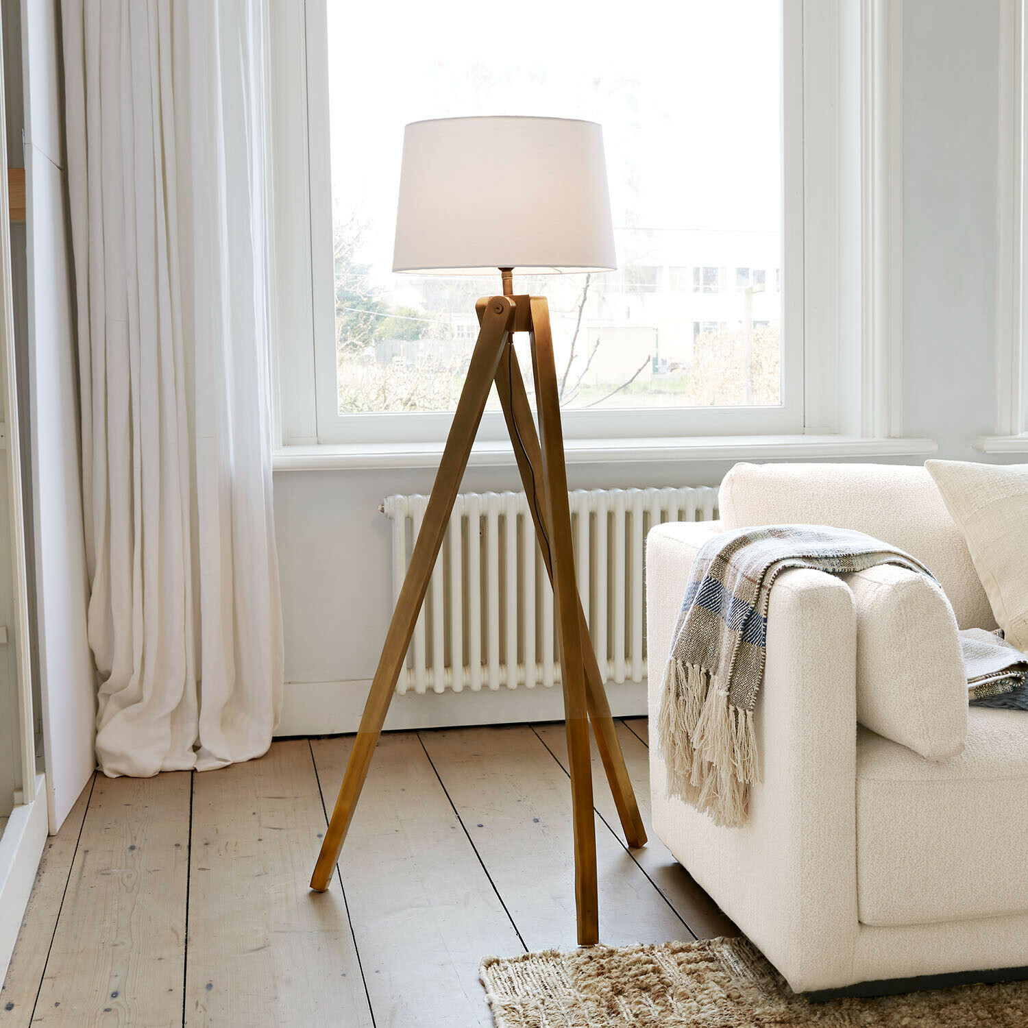 Stehlampe Kelvio Stehlampe mit Holzgestell und weißem Lampenschirm in hellem Wohnzimmer mit beigem Sofa