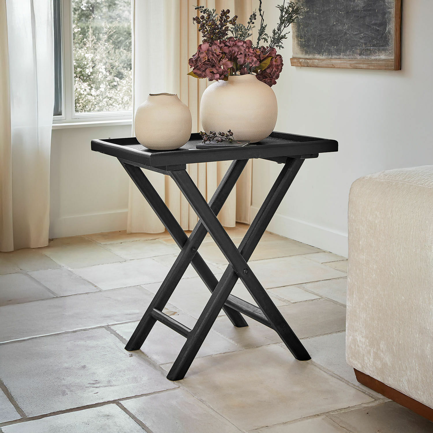 Beistelltisch Paventino Schwarzer klappbarer Holztisch mit zwei beigen Vasen und Blumendekoration im Wohnzimmer