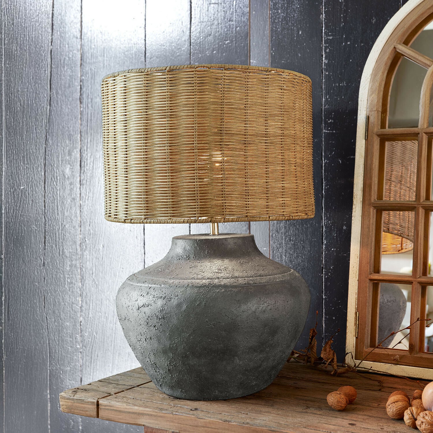 Tischlampe Mirodella Tischlampe mit Betonfuß und natürlichem Rattan-Schirm im rustikalen Stil