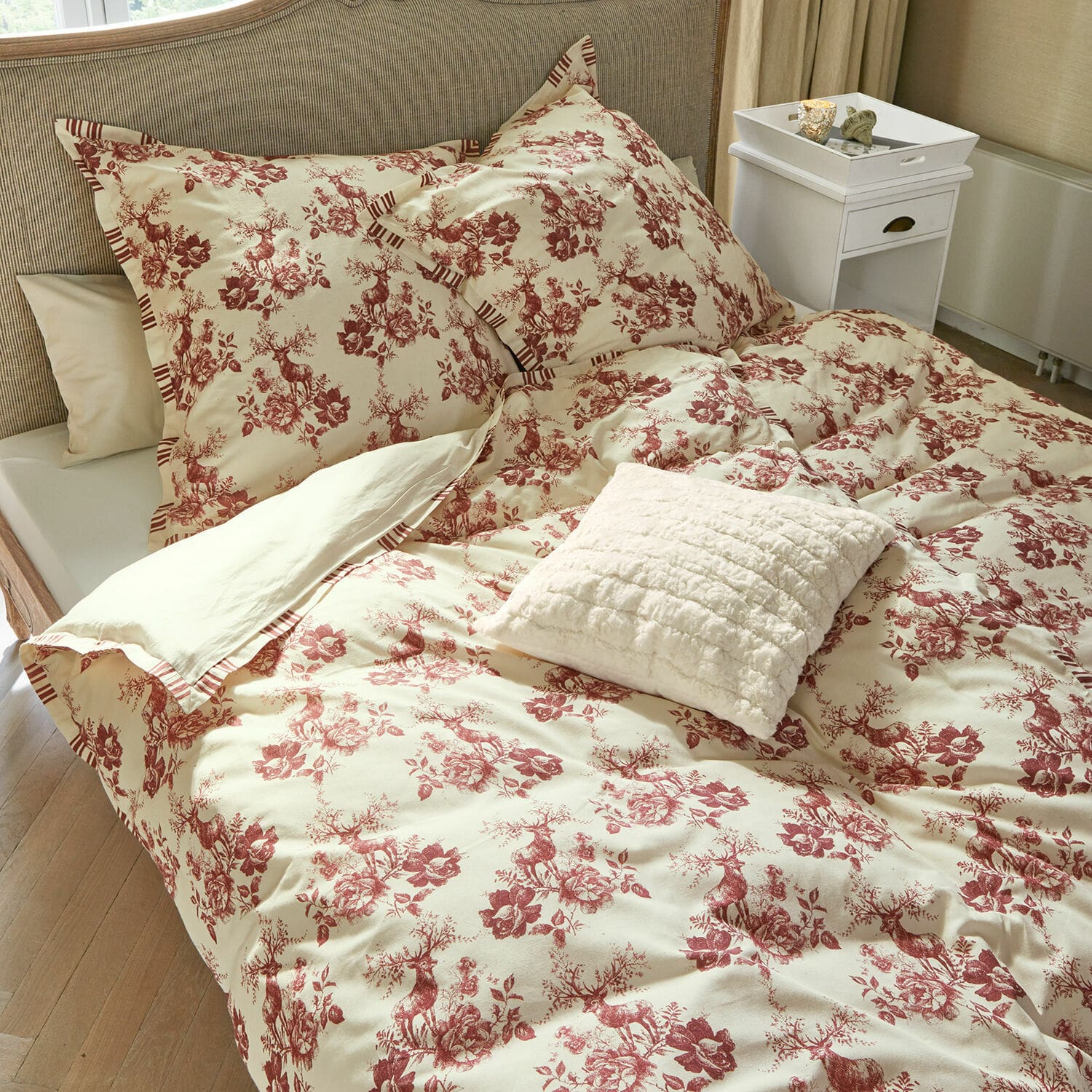 Bettwäsche Renique Bettwäsche aus Baumwolle in Creme mit rotem Hirsch- und Blumenmuster, dekoratives Kissen auf dem Bett