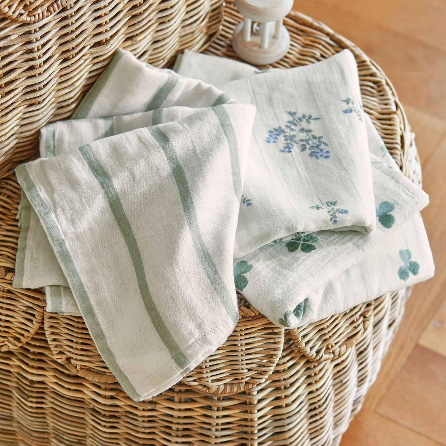 Babytuch 3er Set Nymariel Leinen-Geschirrtücher in hellem Beige mit grünen Streifen und blauen Blumenmustern