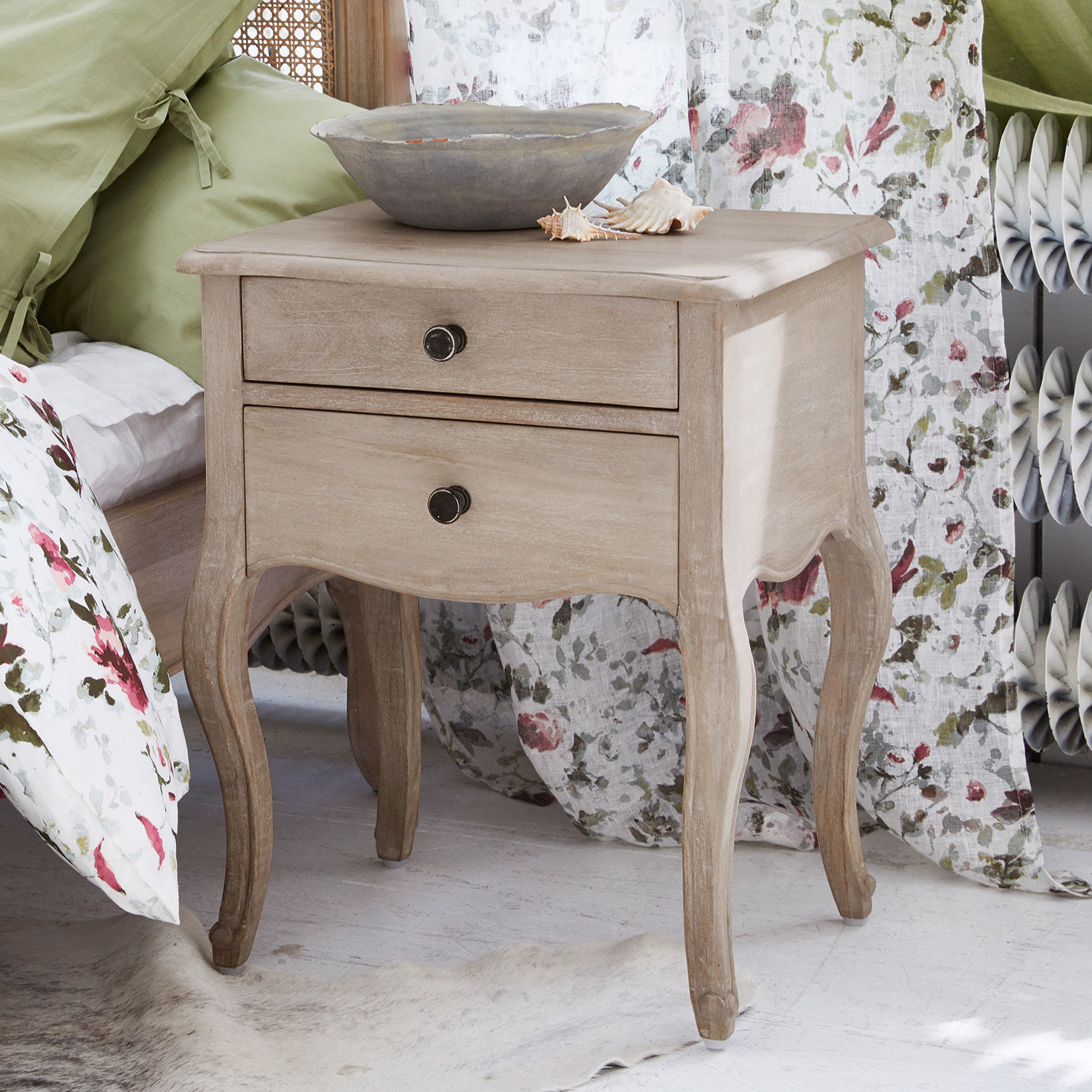Nachttisch Egri Nachttisch aus Holz im Vintage-Stil in Naturfarbe mit zwei Schubladen und dekorativer Schale