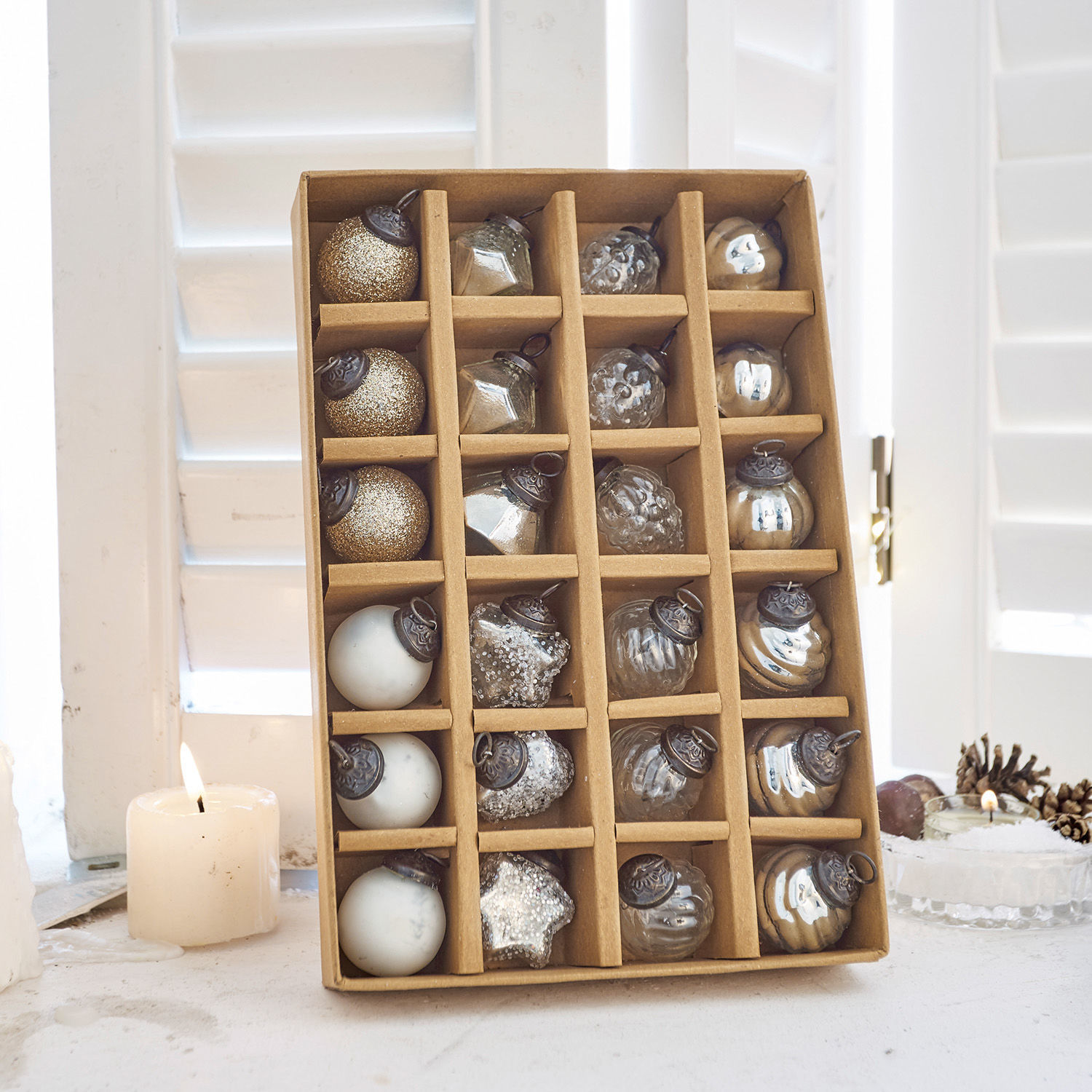 Set mit 24 Christbaumkugeln aus Glas in Gold, Weiß und Silber, festliche Weihnachtsdekoration