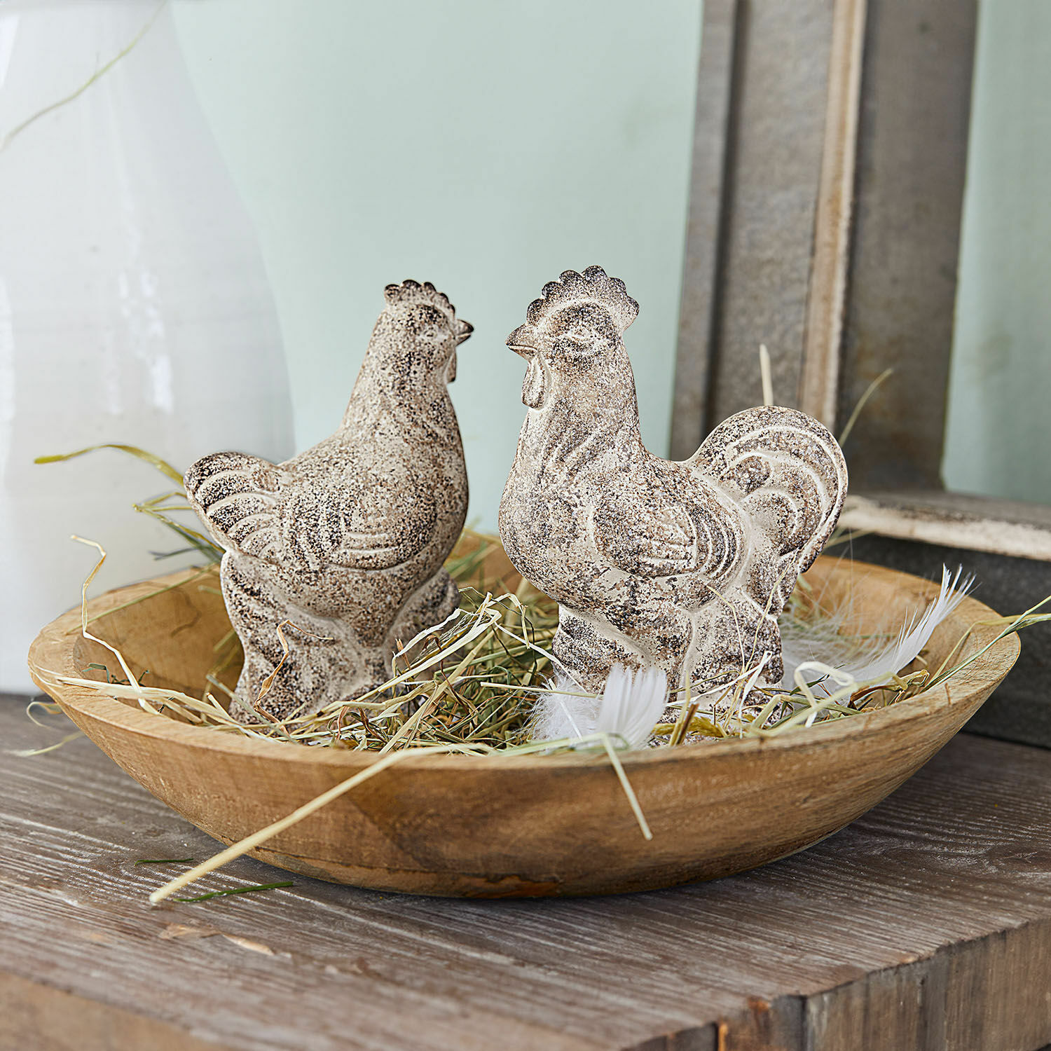 Huhn 2er Set Gesualdo Dekorative Huhn- und Hahn-Figuren aus Stein in einer Holzschale mit Stroh, rustikaler Landhausstil