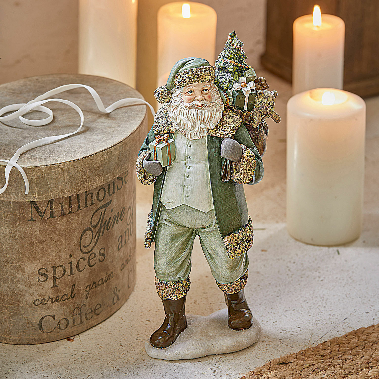 Deko-Weihnachtsmann Douilly Weihnachtsmannfigur aus Kunststoff in grünem Mantel mit Geschenken, festliche Deko