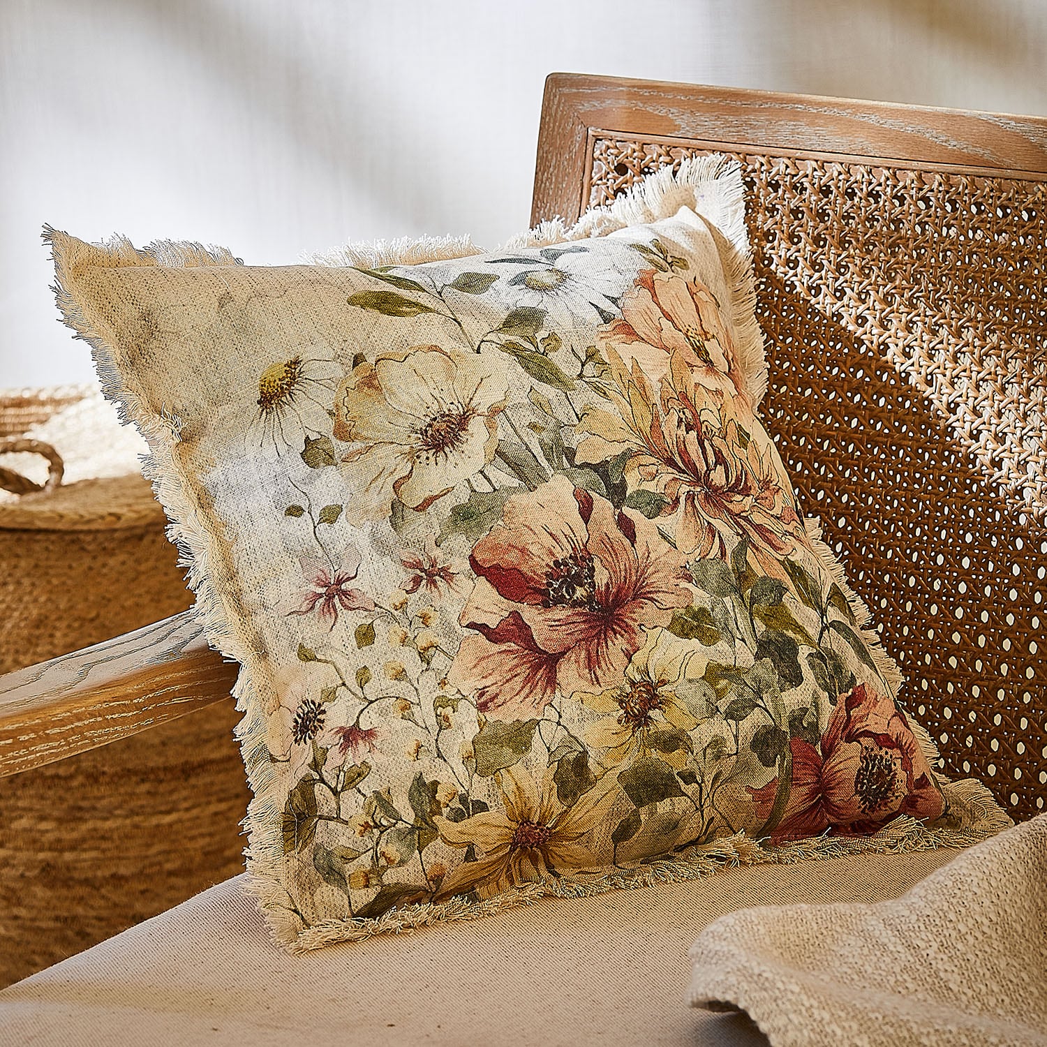 Dekoratives Baumwollkissen mit floralem Muster und Fransen in natürlichen Farben für Wohnzimmer
