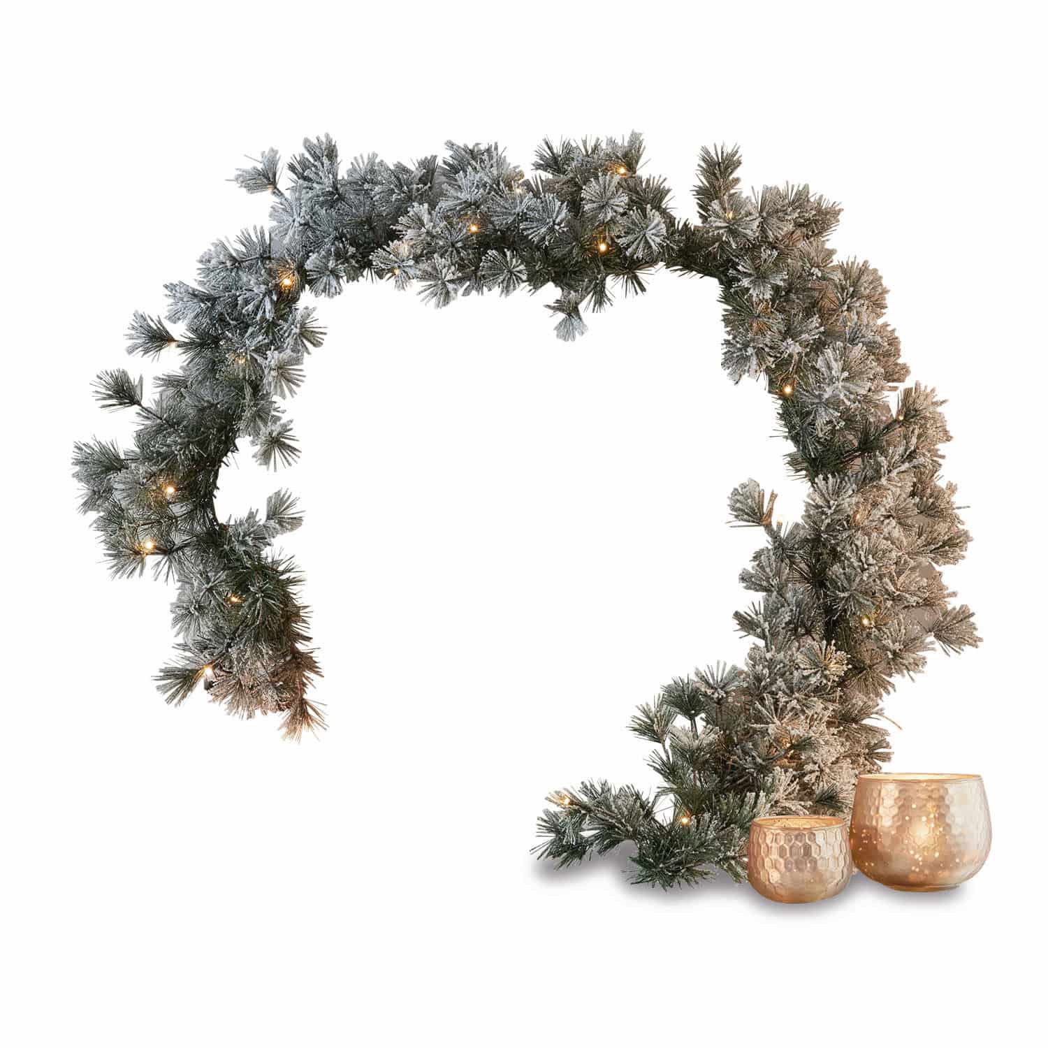 LED-Girlande Toni Schneebedeckter grüner Weihnachtskranz mit LED-Lichtern und zwei kupferfarbenen Windlichtern