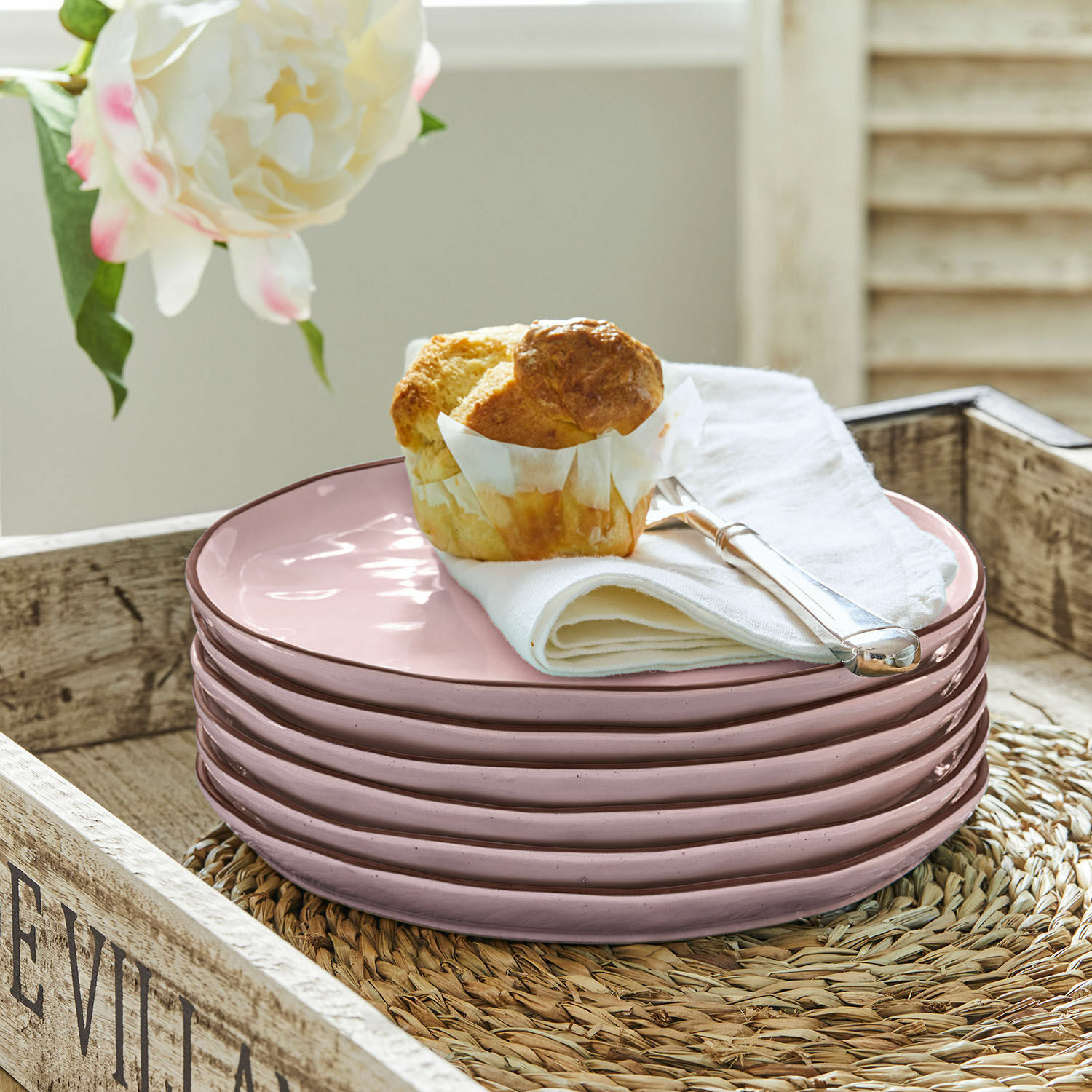 Dessertteller 6er Set Biarré Set aus rosa Keramiktellern mit Muffin und weißer Serviette auf rustikalem Holztablett