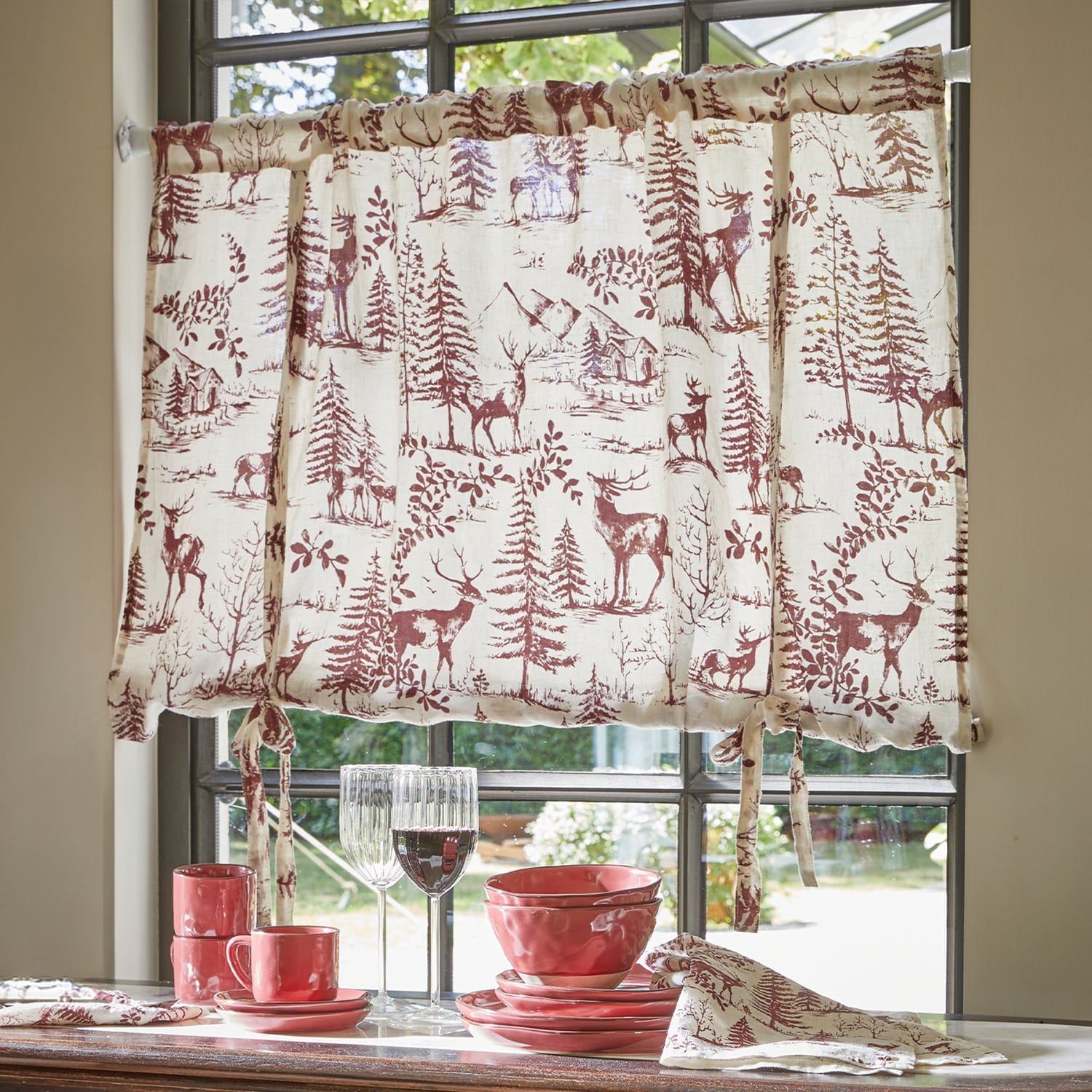 Baumwollvorhang in Creme mit rotem Hirsch- und Waldmuster, dekorativer Fensterschmuck