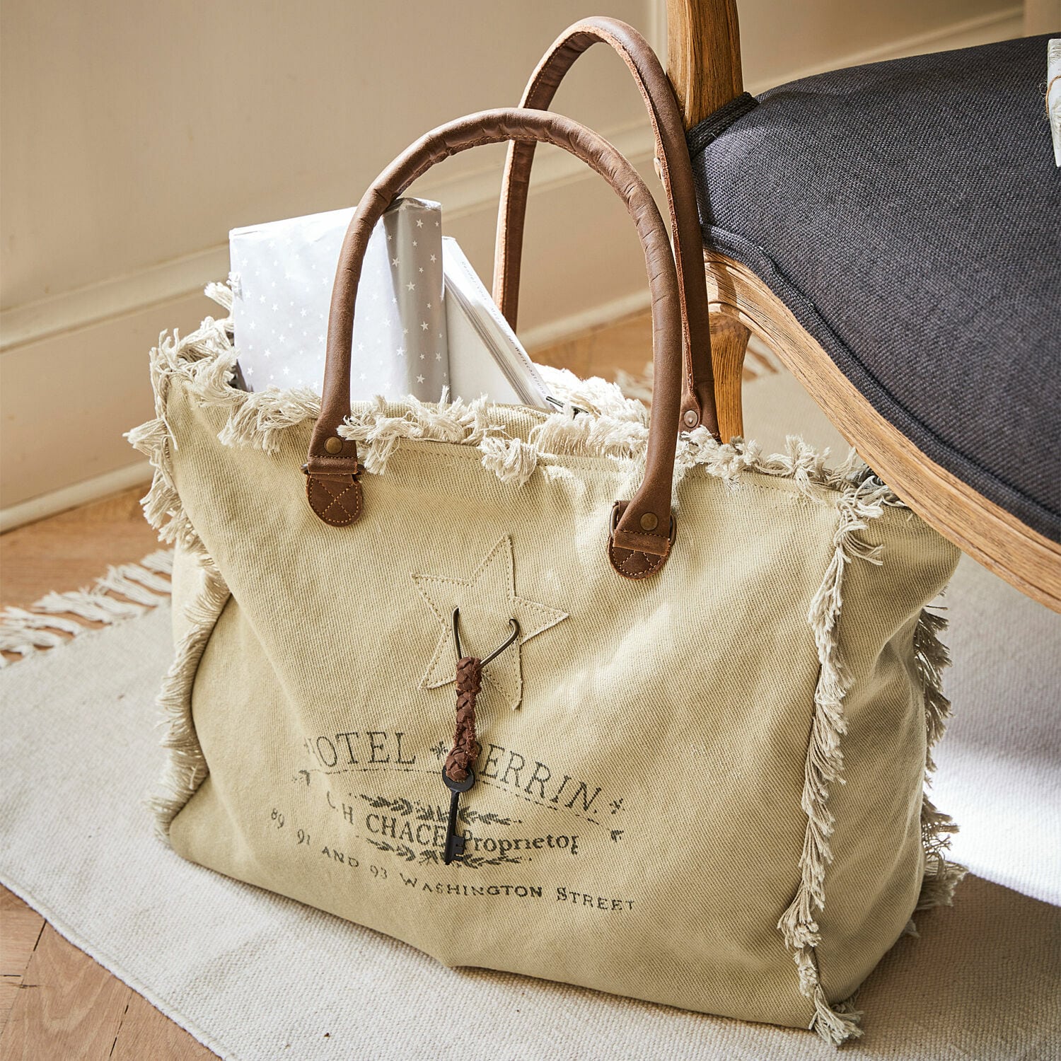 Tasche Elora Beige Baumwolltasche mit Fransen und braunen Griffen im Vintage-Stil, praktische Einkaufstasche