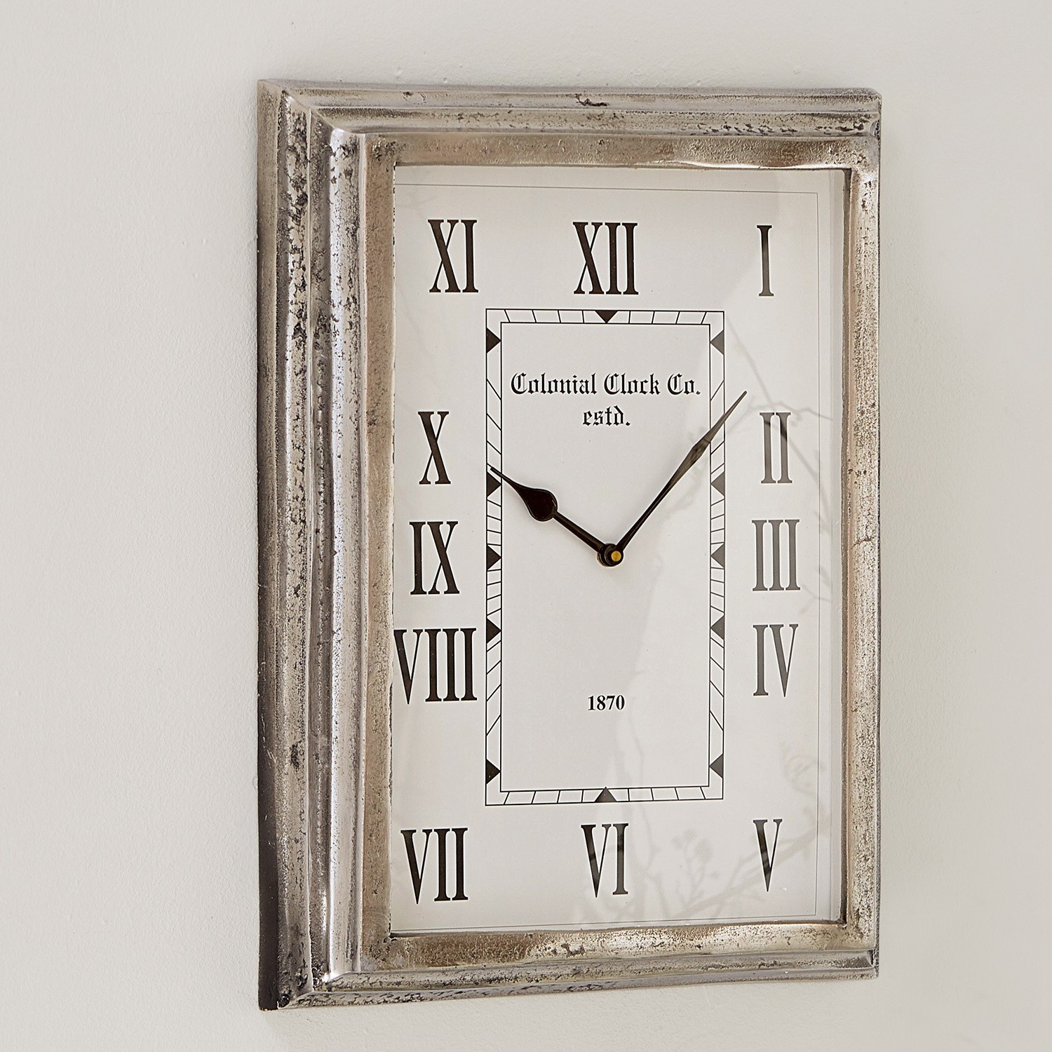 Uhr Roman Wanduhr mit silbernem Metallrahmen und römischen Ziffern auf weißem Zifferblatt im Vintage-Stil