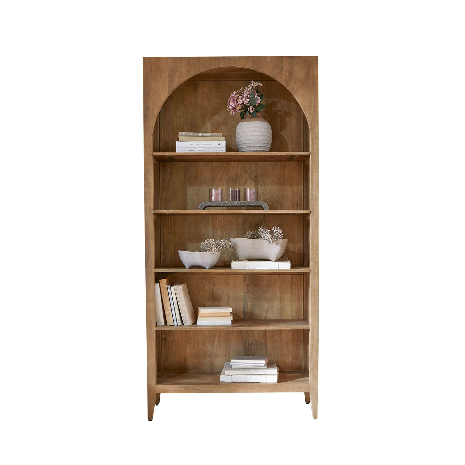 Regal Maderaviva Holzregal mit Bogenform in Naturholzfarbe, dekoriert mit Büchern und Vasen, rustikaler Stil