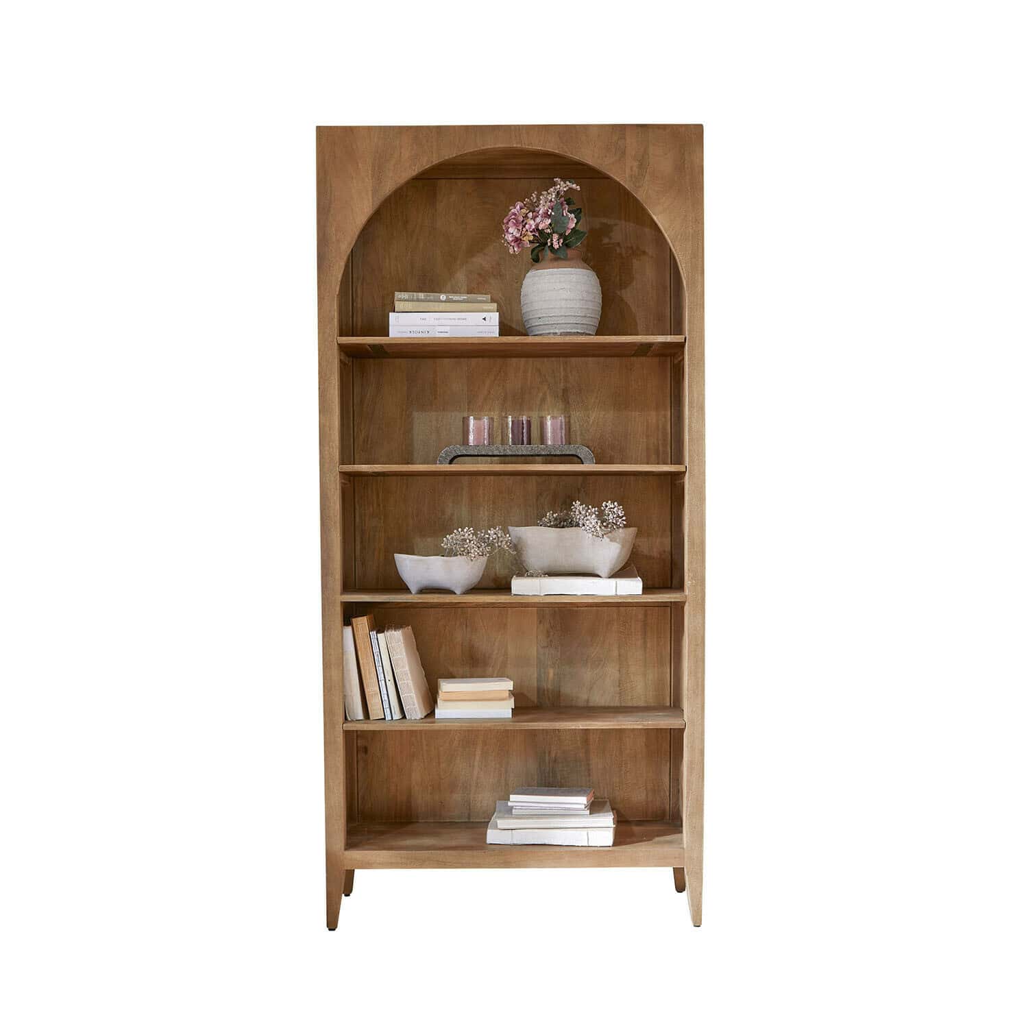 Regal Maderaviva Holzregal mit Bogenform in Naturholzfarbe, dekoriert mit Büchern und Vasen, rustikaler Stil