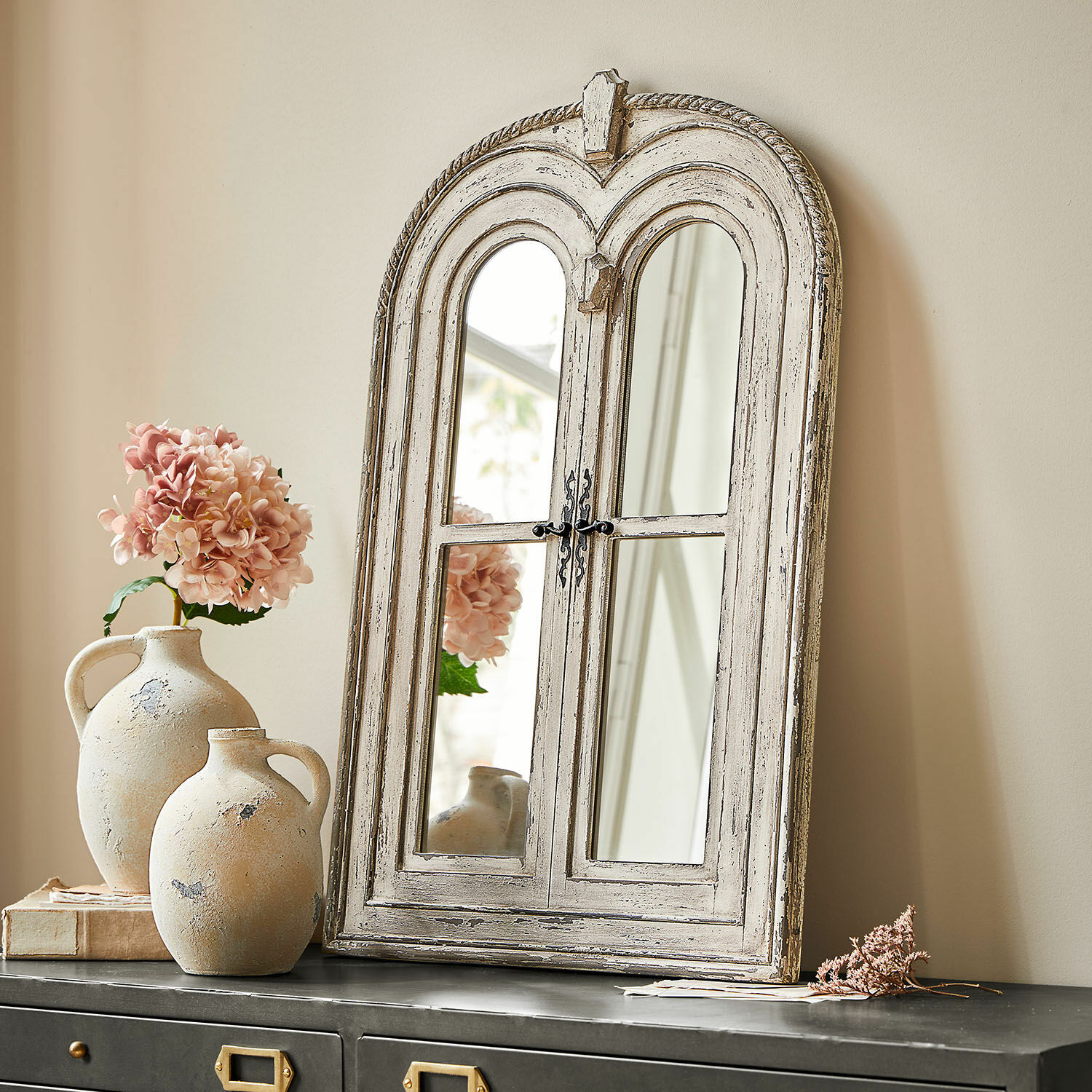 Spiegel Montcelin Rustikaler Spiegel aus Holz in weißem Shabby-Look auf schwarzem Sideboard mit Blumen