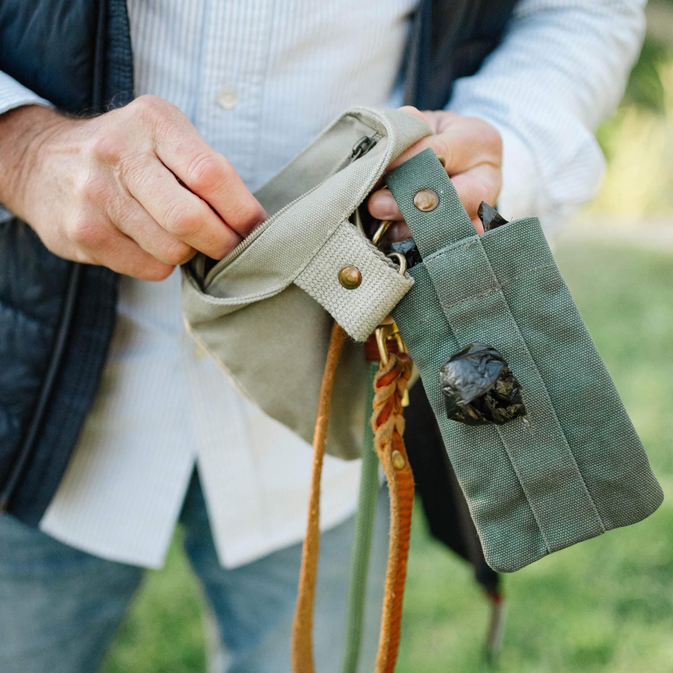 Beige und grüne Baumwolltasche mit Halter für Hundekotbeutel, praktisches Zubehör für den Spaziergang