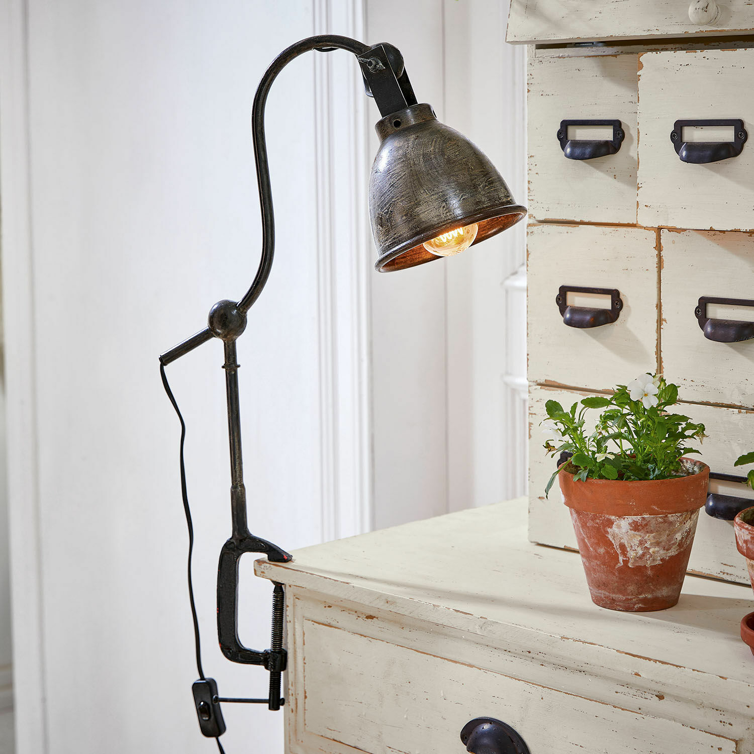Klemmlampe Parkville Schwarze Metall-Schreibtischlampe mit Klemme im industriellen Stil, ideal für Arbeitsplätze